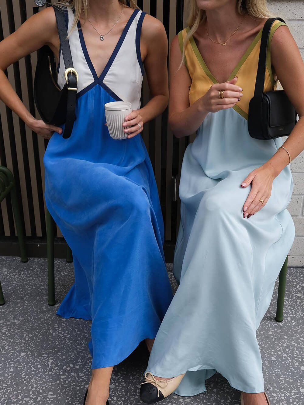 Schickes Kleid mit V-Ausschnitt und kontrastierender Farbspleißung