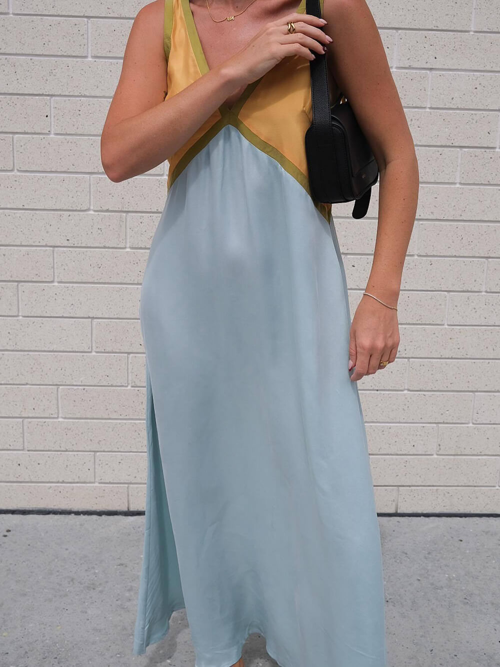 Schickes Kleid mit V-Ausschnitt und kontrastierender Farbspleißung
