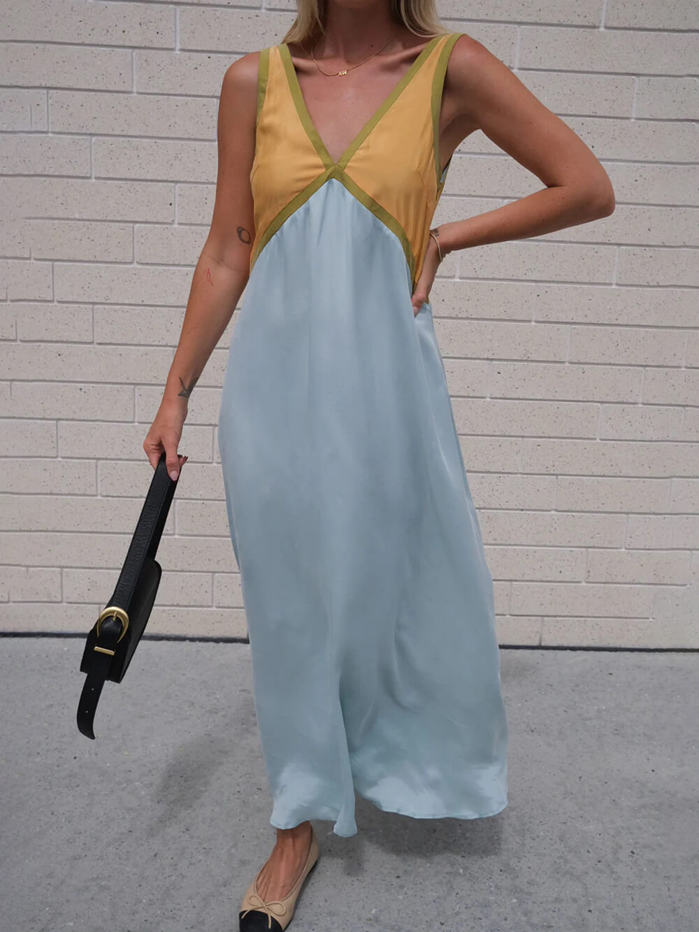 Schickes Kleid mit V-Ausschnitt und kontrastierender Farbspleißung