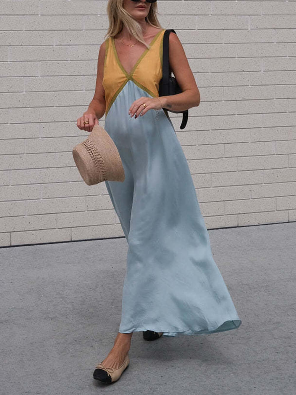 Schickes Kleid mit V-Ausschnitt und kontrastierender Farbspleißung