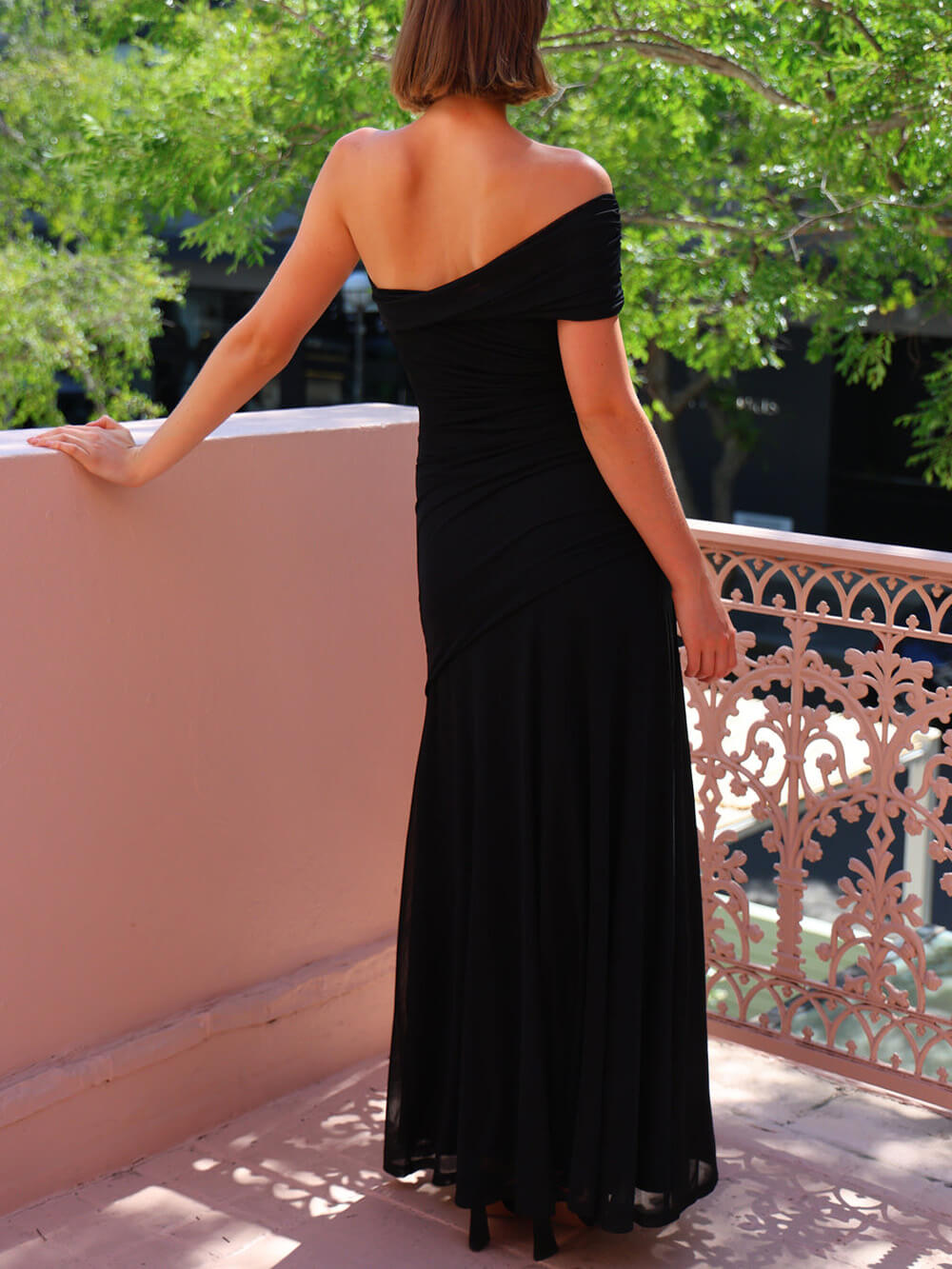 Elegantes, müheloses, schulterfreies, gerüschtes Stretch-Maxikleid aus Netzstoff