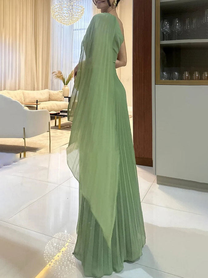 Elegantes, fließendes, plissiertes, schulterfreies Maxikleid