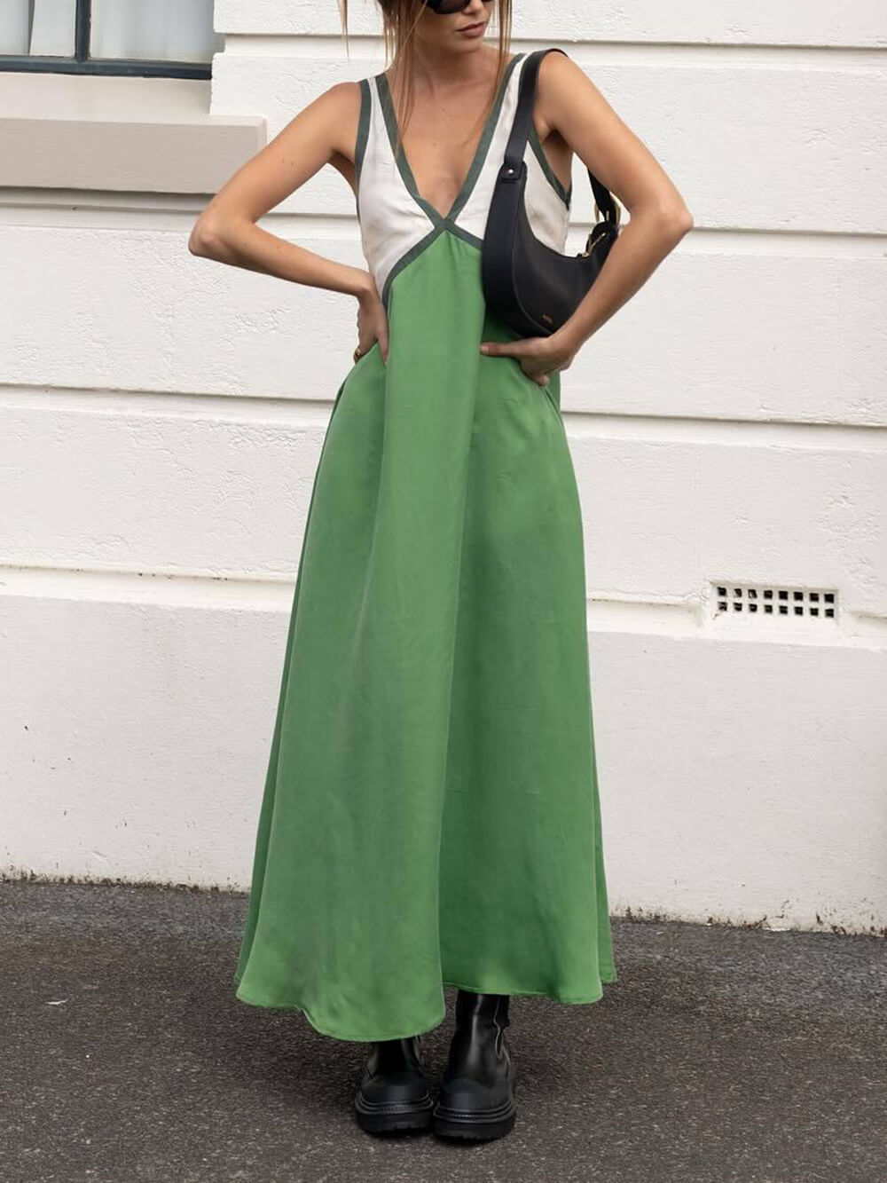 Schickes Kleid mit V-Ausschnitt und kontrastierender Farbspleißung
