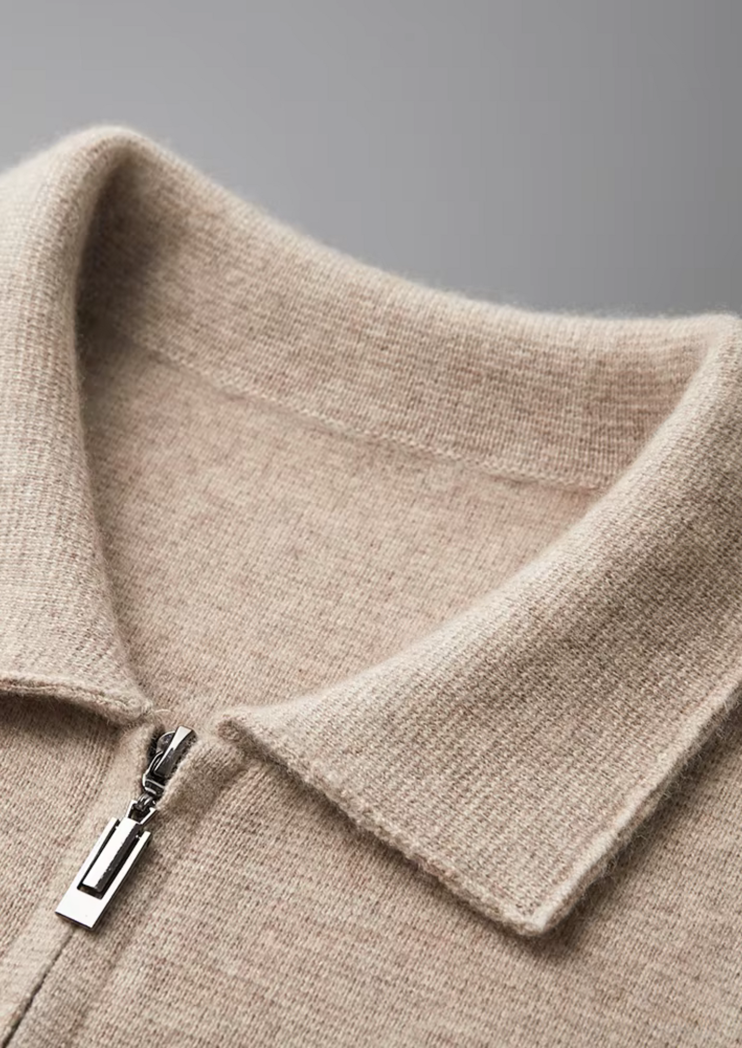 POLO-CARDIGAN AUS EXTRAFEINER MERINOWOLLE MIT REISSVERSCHLUSS