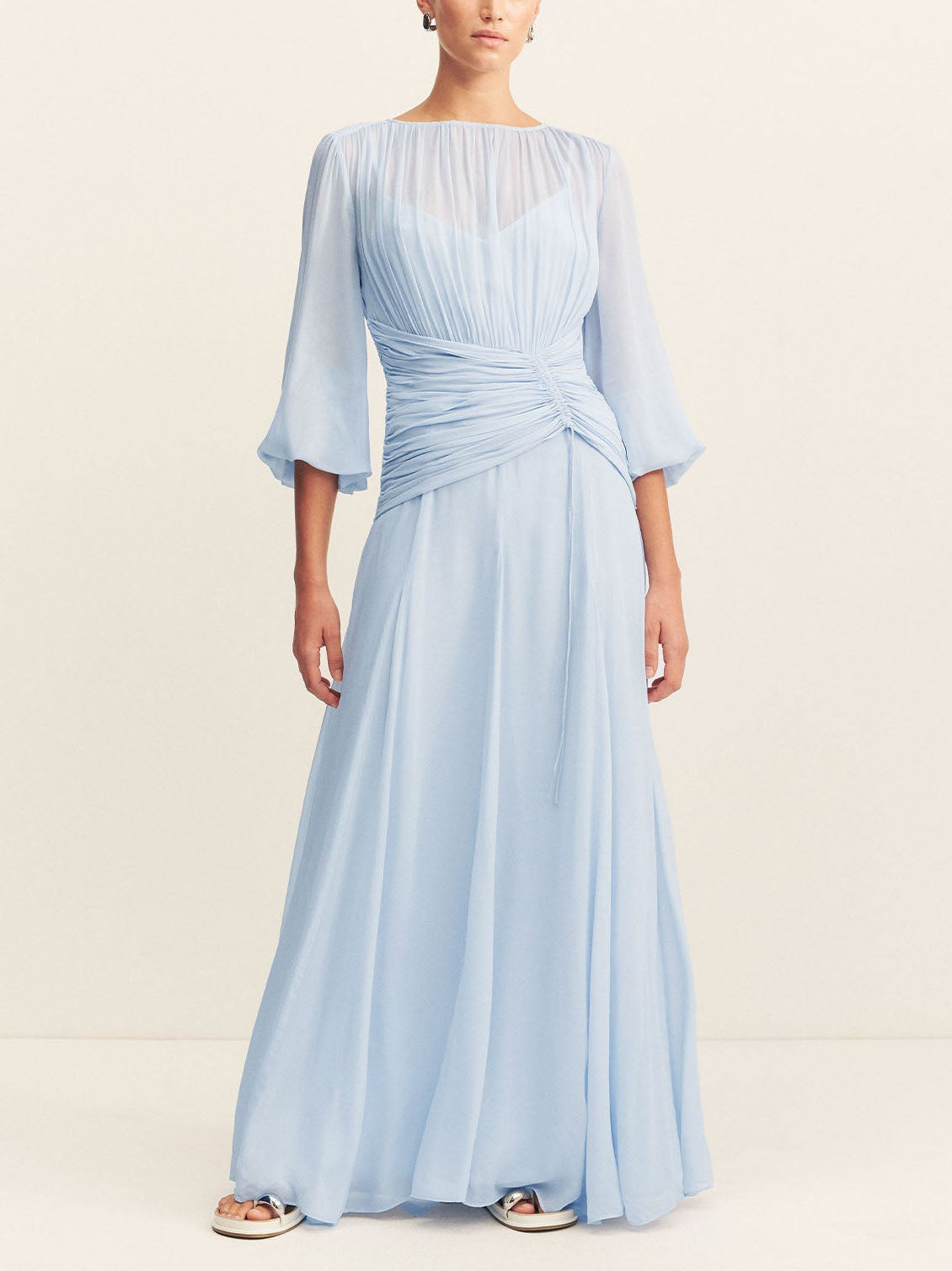 Elegantes Maxikleid mit hohem Halsausschnitt und Ballonärmeln