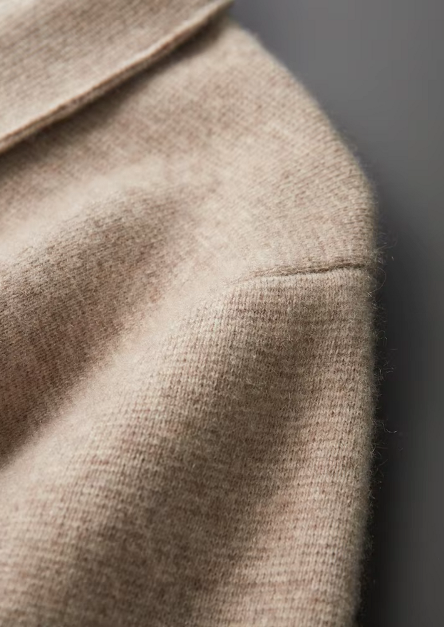 POLO-CARDIGAN AUS EXTRAFEINER MERINOWOLLE MIT REISSVERSCHLUSS