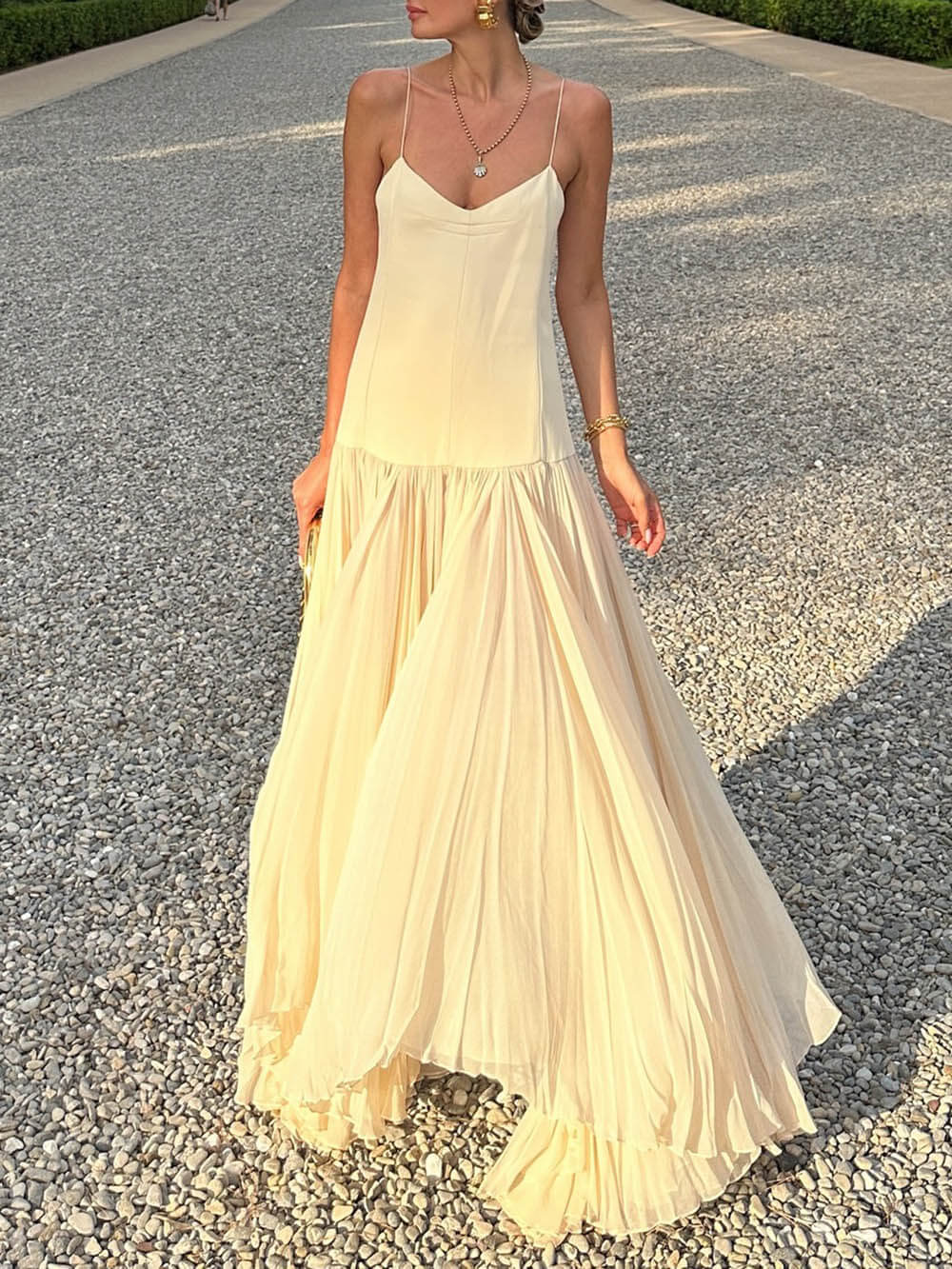 Kleid mit unregelmäßiger Taille und Riemchen