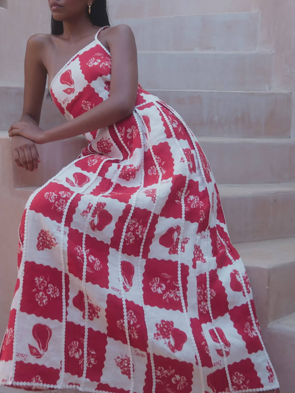 Einzigartiges Maxikleid mit One-Shoulder-Träger und Blumenbesatz