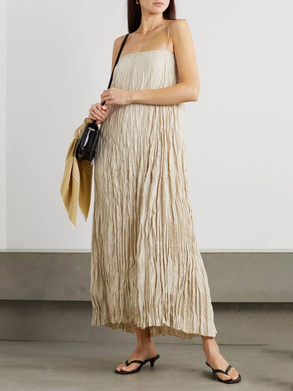 Elegantes und schönes plissiertes Maxikleid mit Hosenträgern