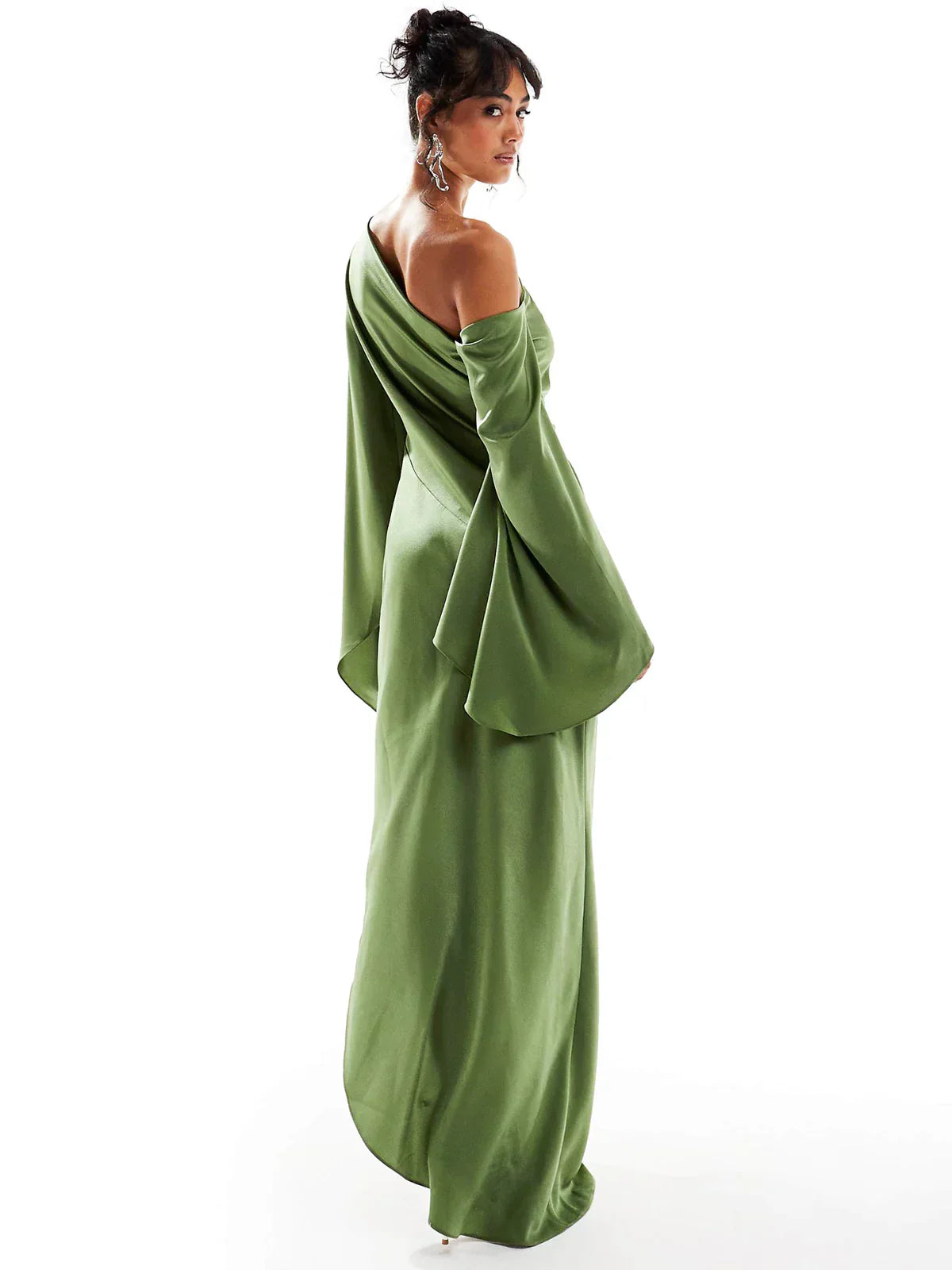 Grünes Satin-Maxikleid mit asymmetrischem Saum