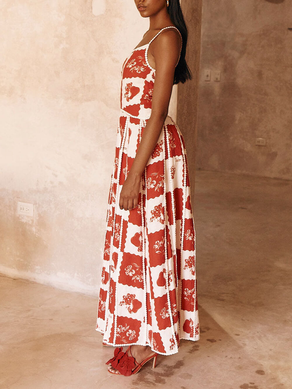 Einzigartiges Maxikleid mit One-Shoulder-Träger und Blumenbesatz