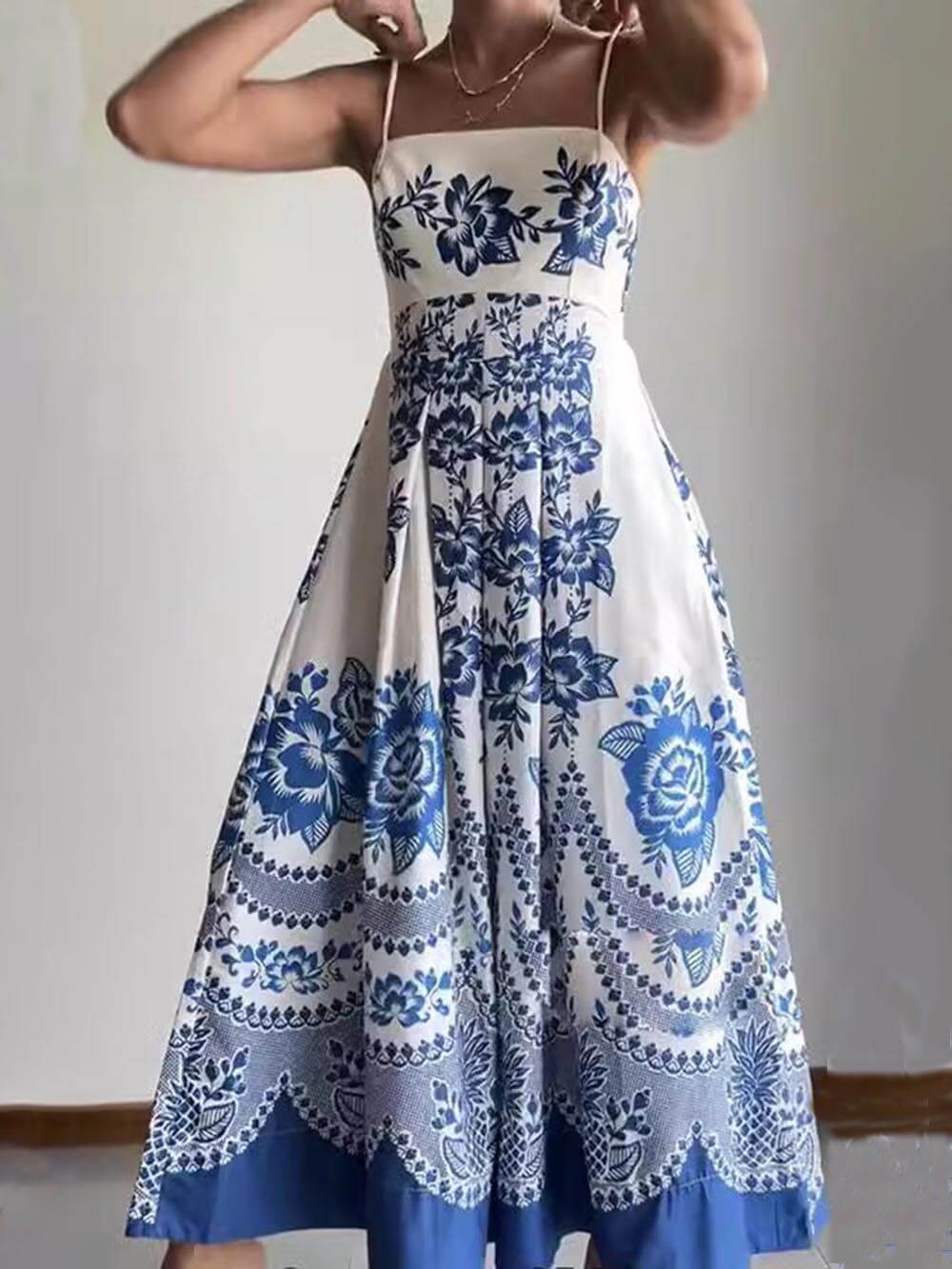 Lockeres Midikleid mit ethnischem Blumendruck auf der Rückseite und gesmoktem Muster