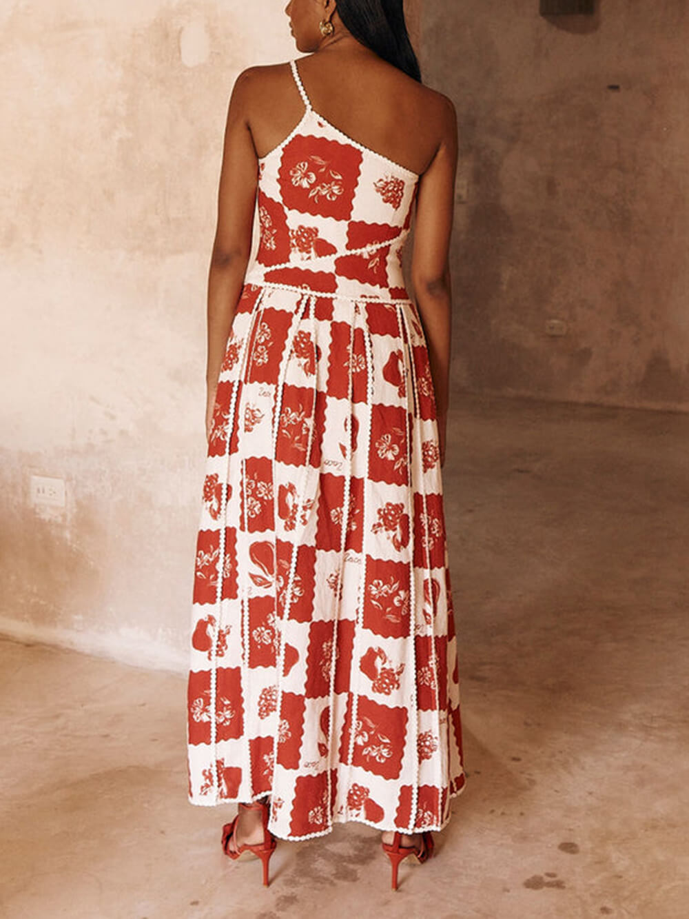 Einzigartiges Maxikleid mit One-Shoulder-Träger und Blumenbesatz