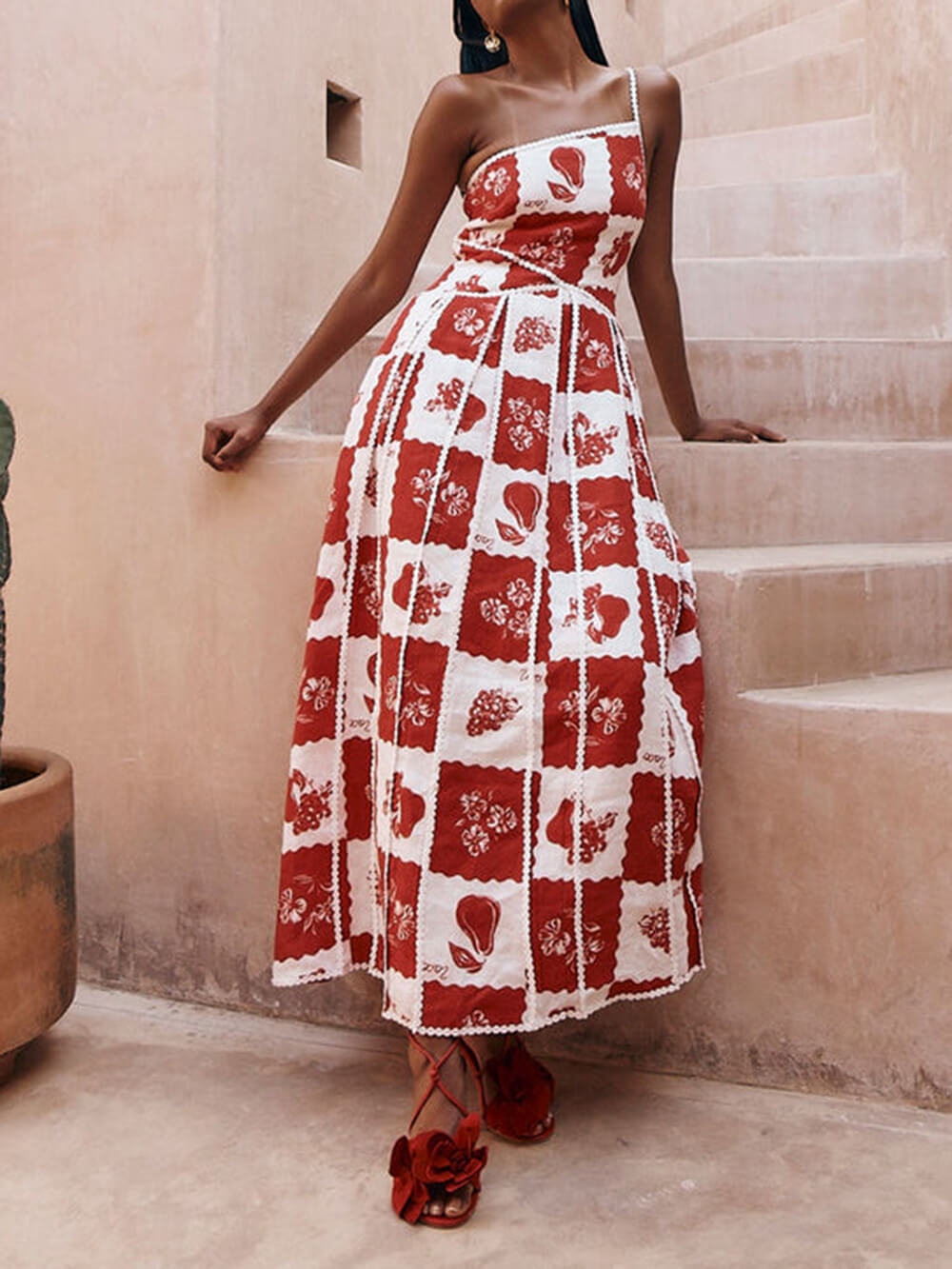 Einzigartiges Maxikleid mit One-Shoulder-Träger und Blumenbesatz