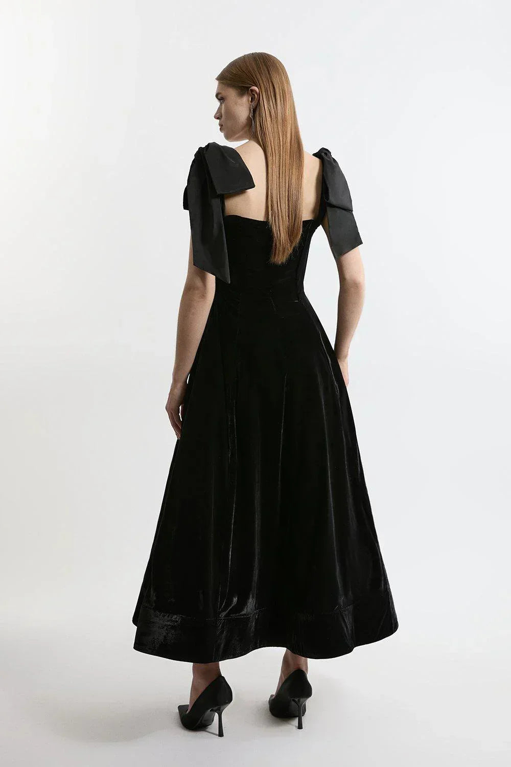 Trägerloses Midikleid aus Samt mit Schleife