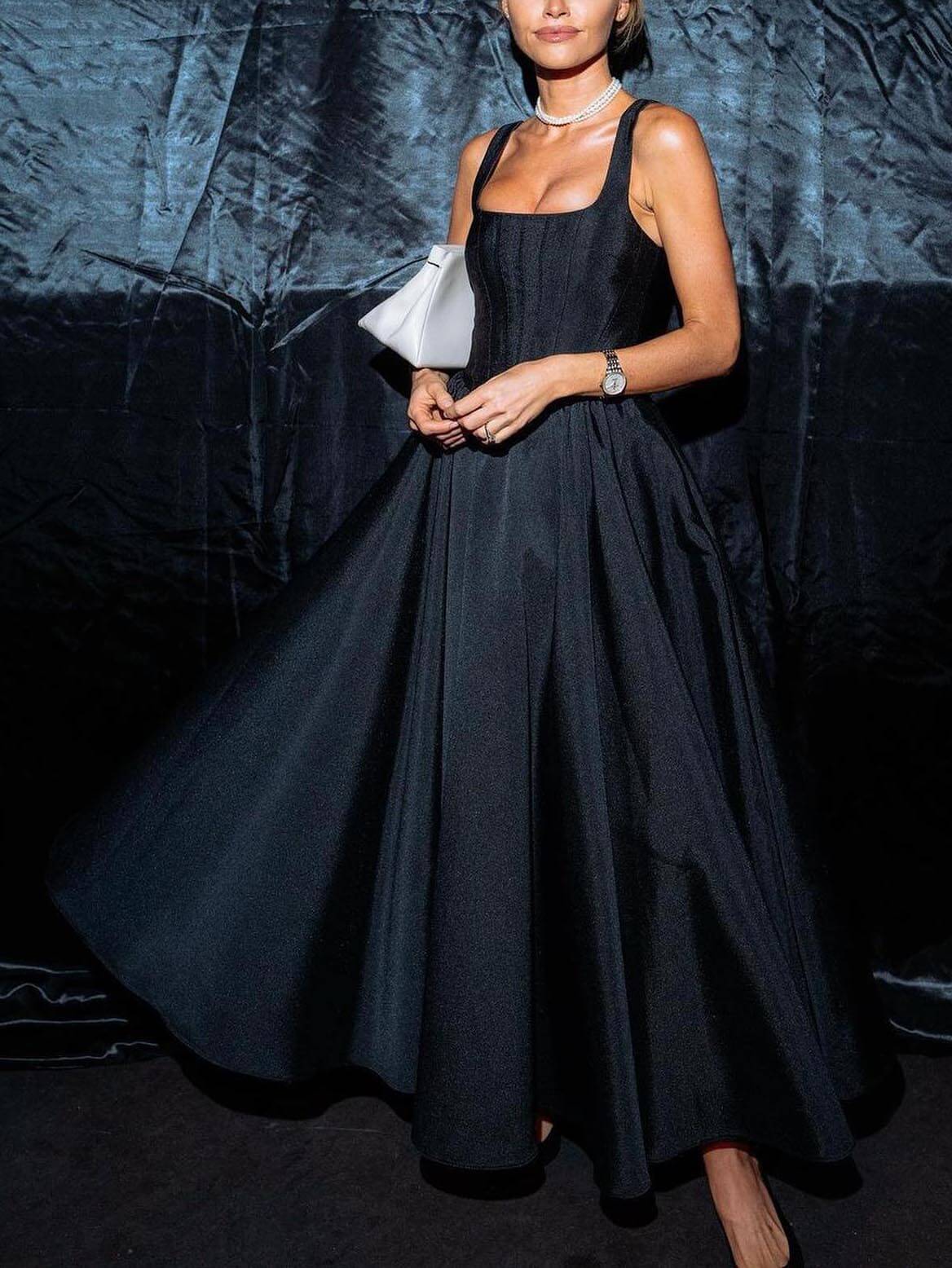 Stilvolles und elegantes schulterfreies, trägerloses, ärmelloses Mixi-Kleid