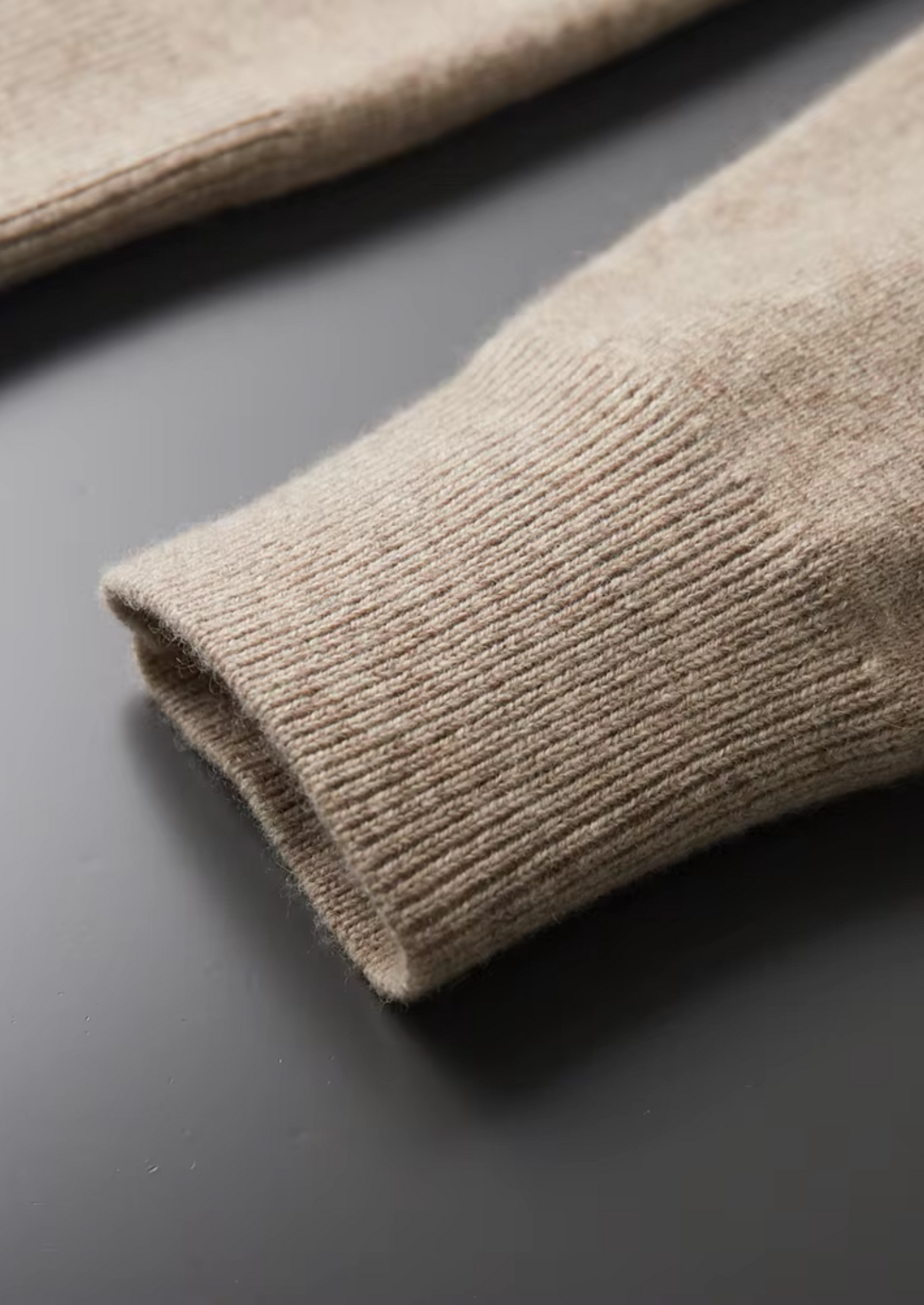 POLO-CARDIGAN AUS EXTRAFEINER MERINOWOLLE MIT REISSVERSCHLUSS