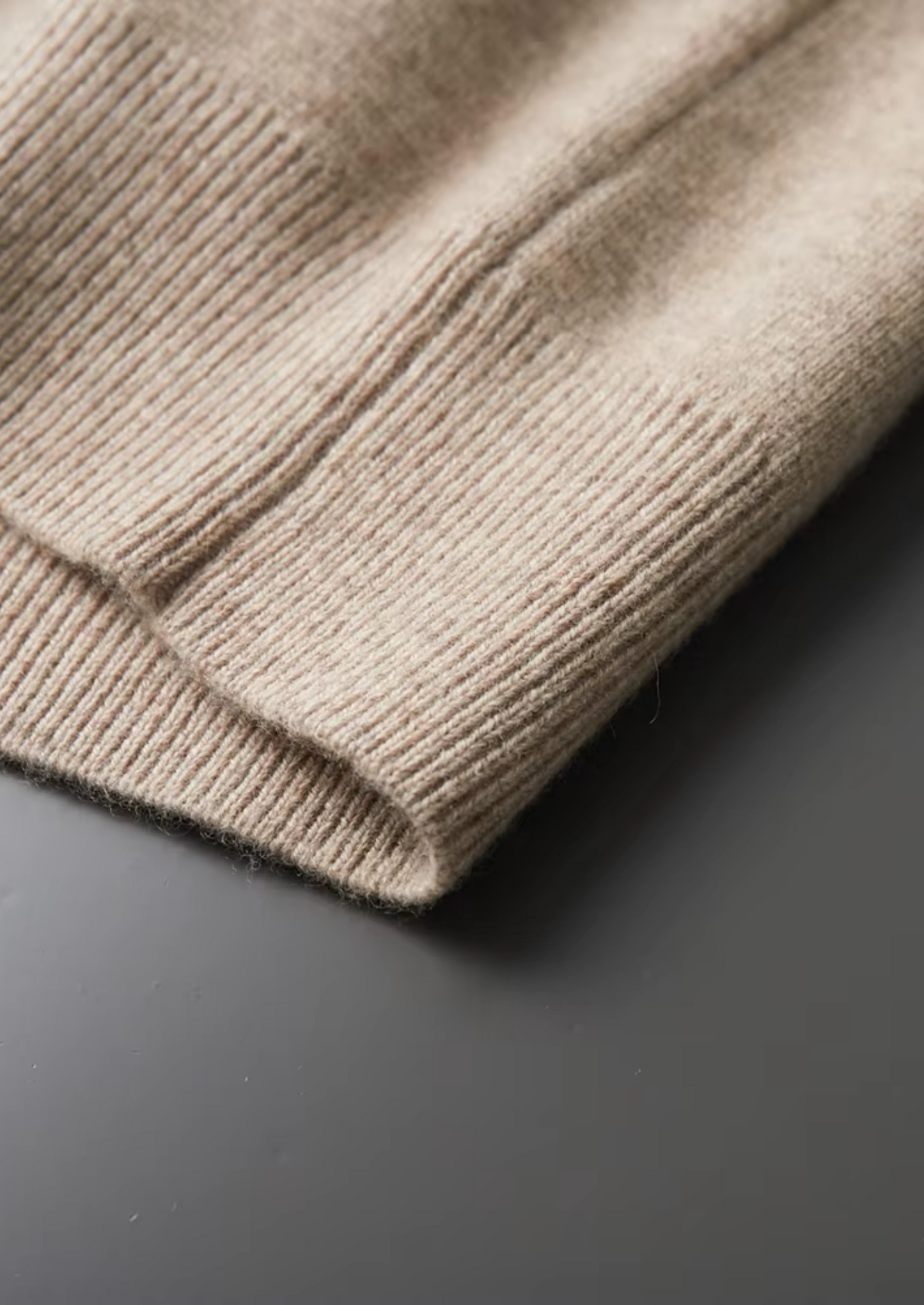 POLO-CARDIGAN AUS EXTRAFEINER MERINOWOLLE MIT REISSVERSCHLUSS