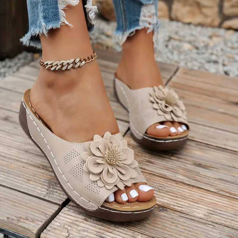Bequeme Sandalen mit Blumenmuster