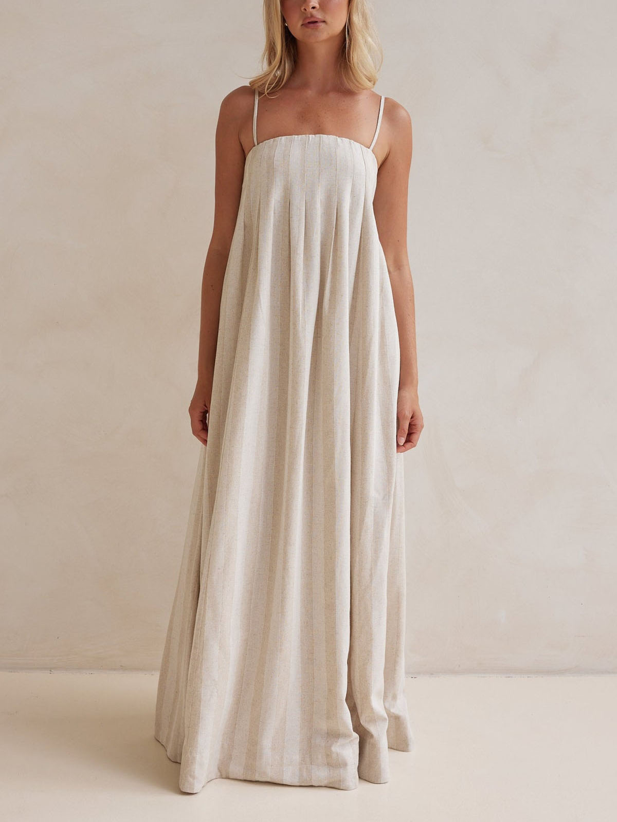 Lässiges, modisches Neckholder-Maxikleid mit Streifen