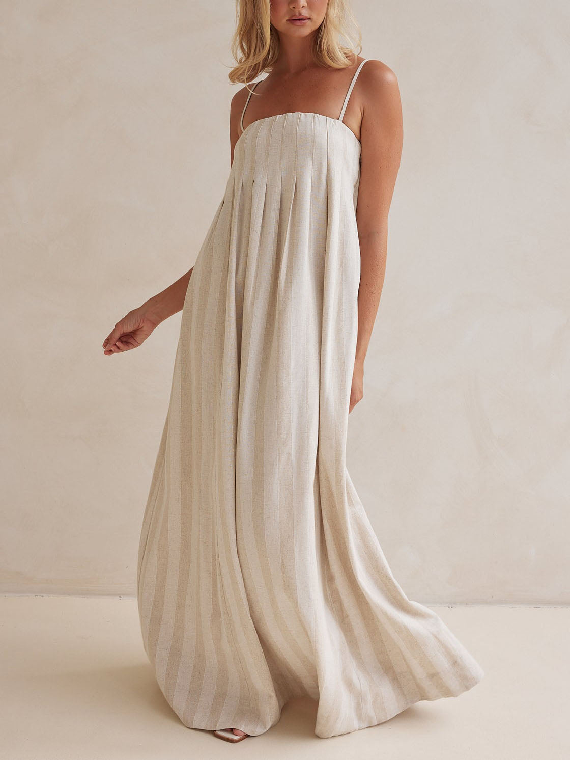 Lässiges, modisches Neckholder-Maxikleid mit Streifen
