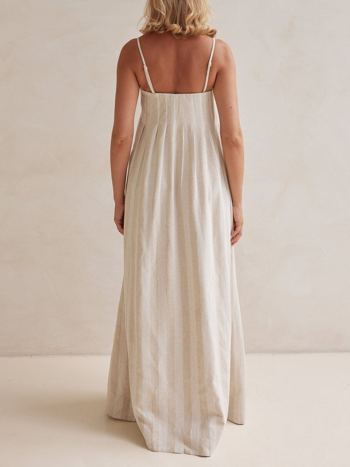 Lässiges, modisches Neckholder-Maxikleid mit Streifen