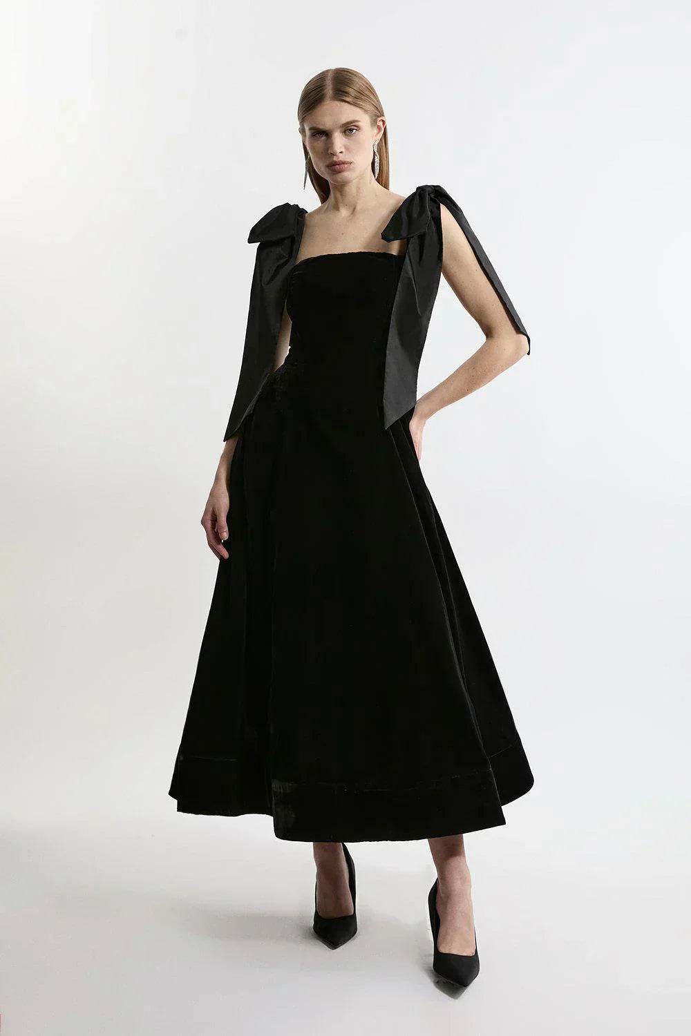 Trägerloses Midikleid aus Samt mit Schleife
