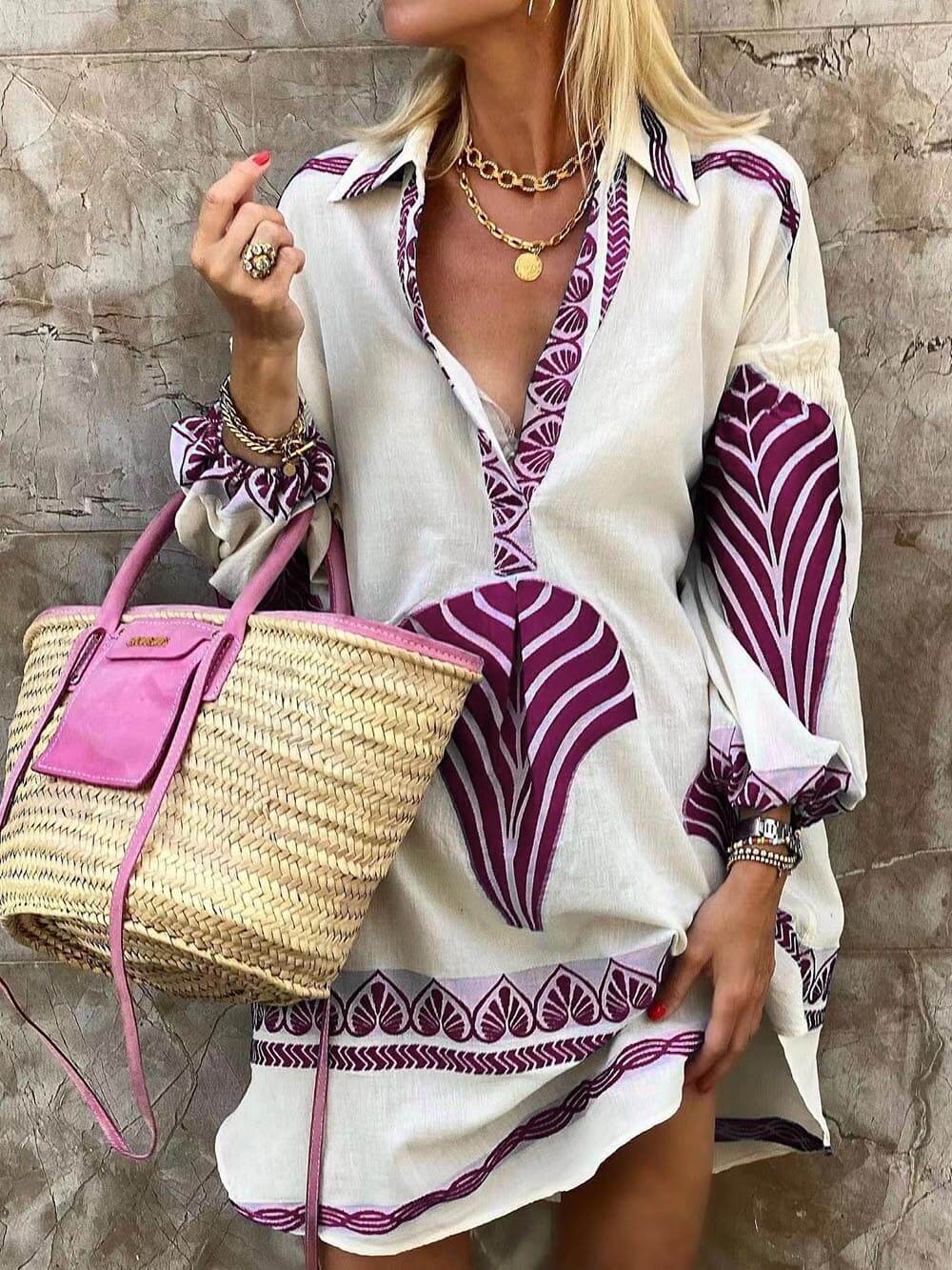 Schlichtes, einzigartiges Minikleid mit Print für die Feiertage