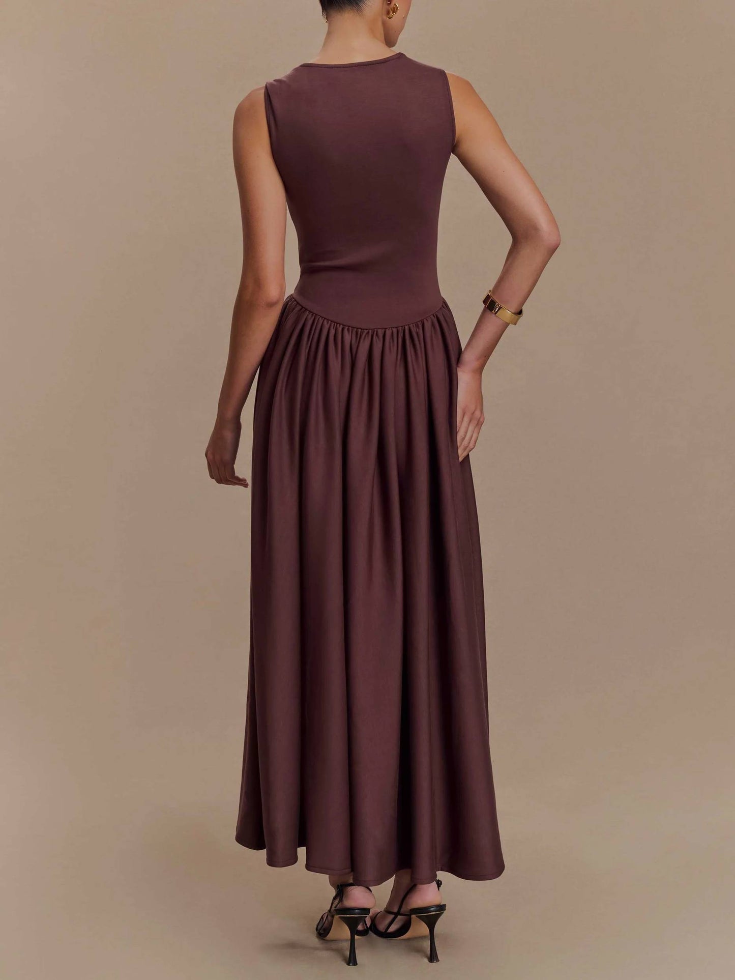 Minimalistisches Retro-Kleid mit quadratischem Ausschnitt