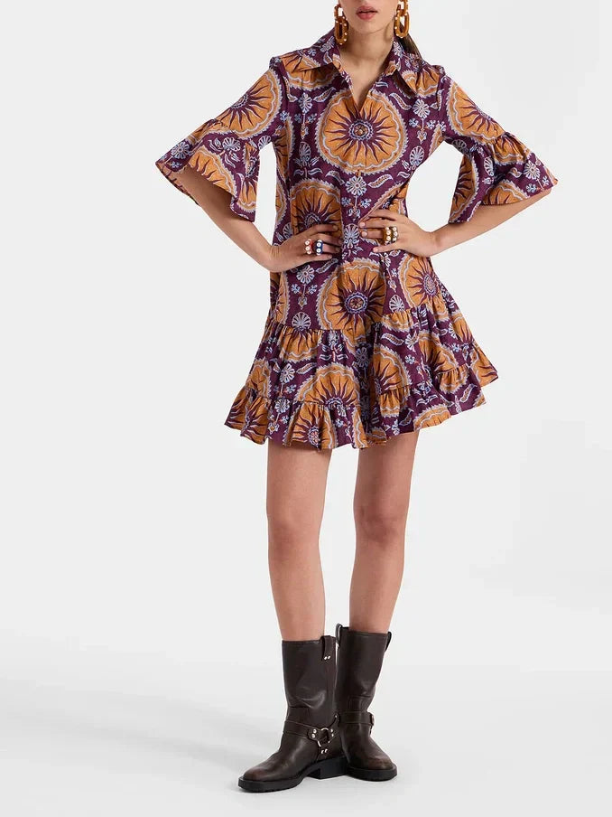 Minikleid mit tiefer Taille und Stufen