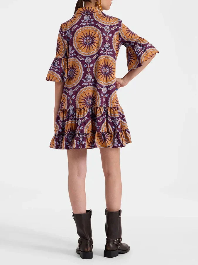Minikleid mit tiefer Taille und Stufen