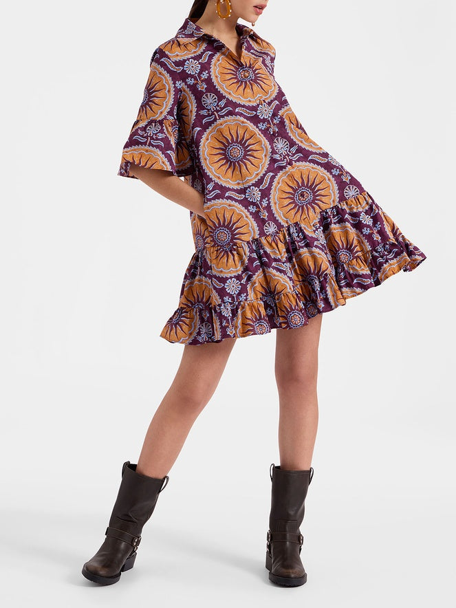 Minikleid mit tiefer Taille und Stufen