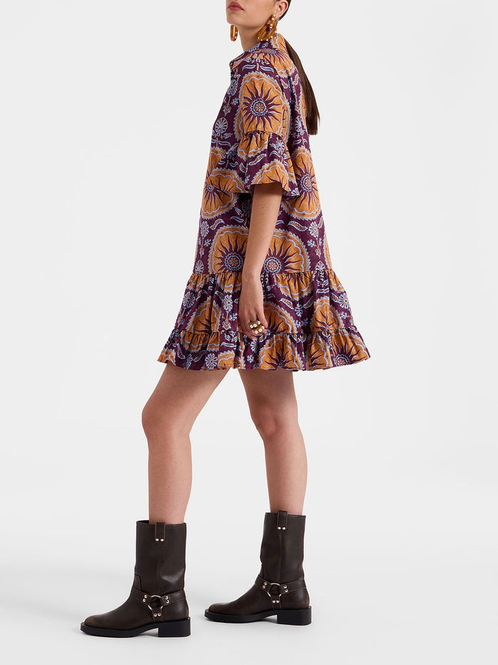 Minikleid mit tiefer Taille und Stufen