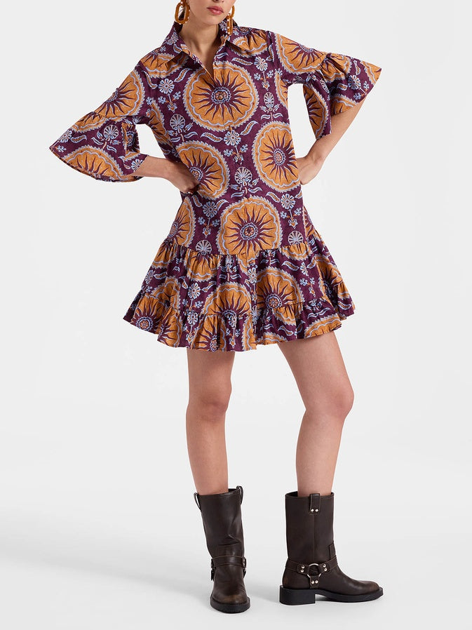 Minikleid mit tiefer Taille und Stufen