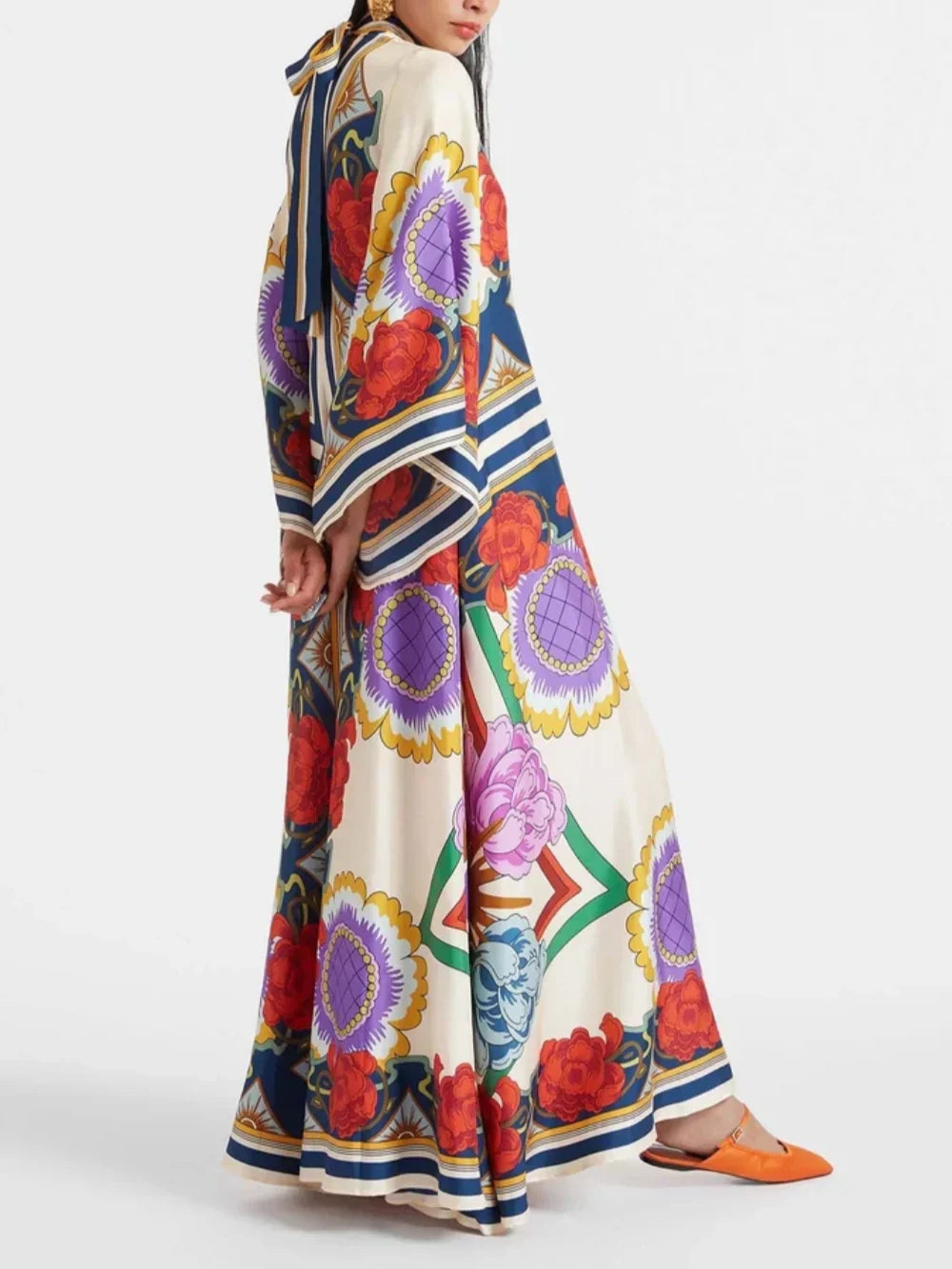 Exquisites Maxikleid mit Blumendruck und drapierten Wasserfallärmeln