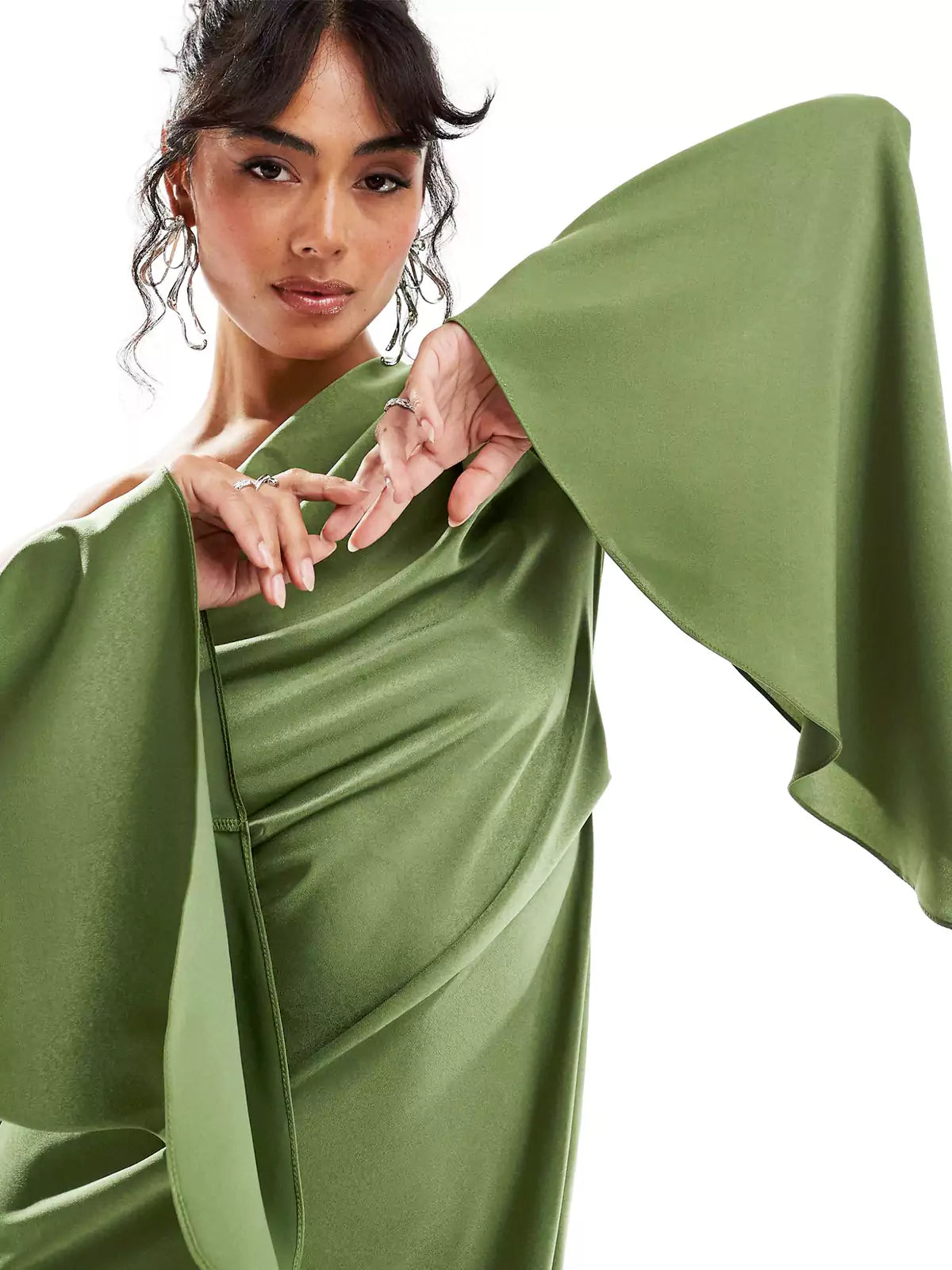 Grünes Satin-Maxikleid mit asymmetrischem Saum