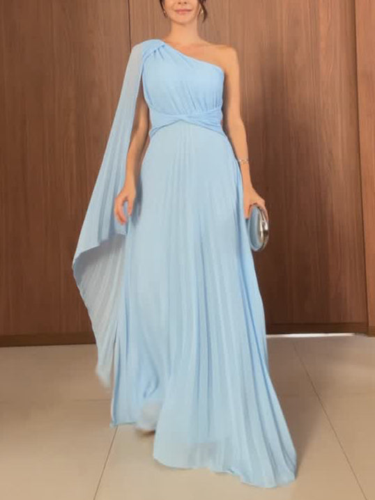 Elegantes, fließendes, plissiertes, schulterfreies Maxikleid
