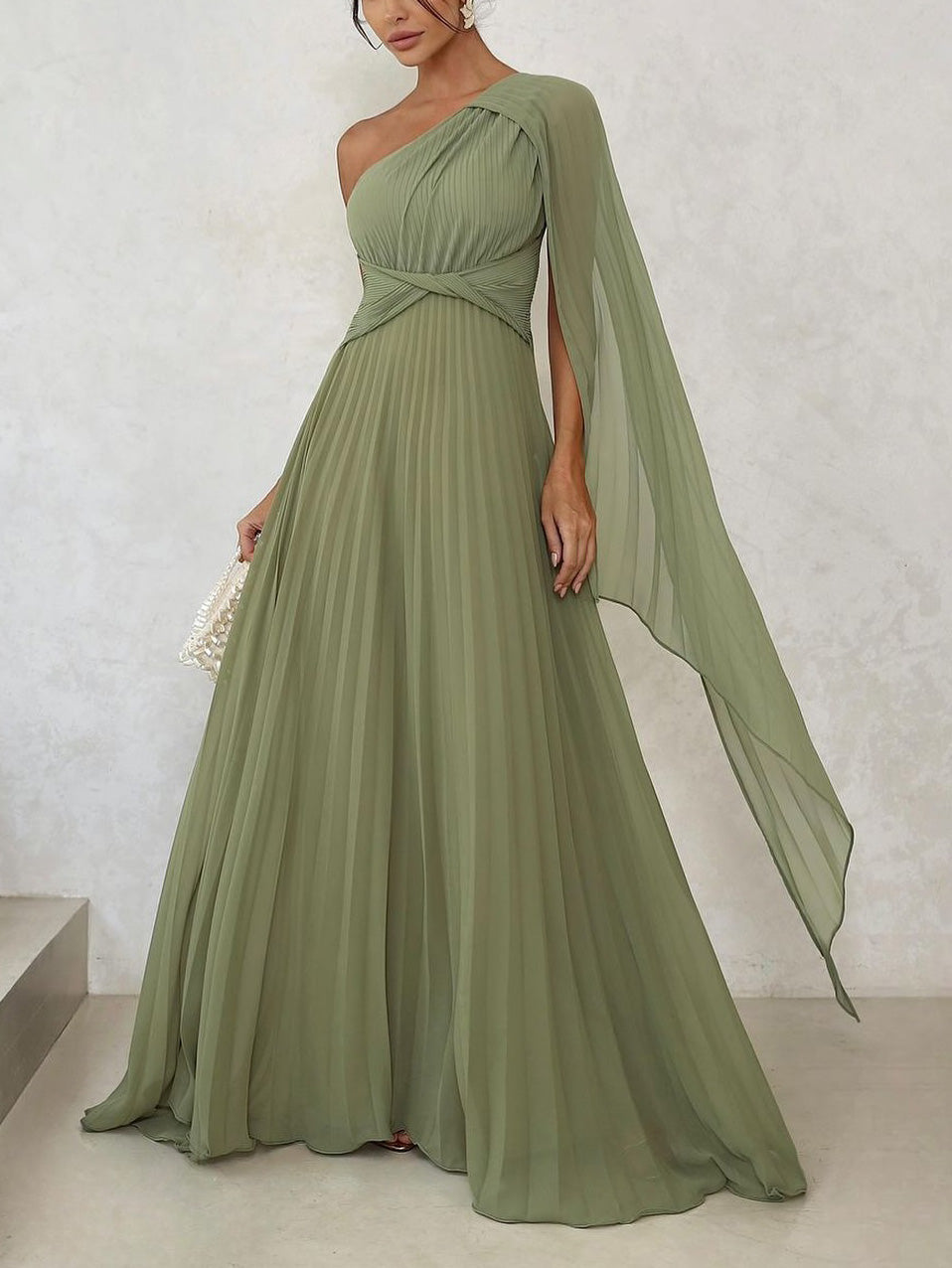Elegantes, fließendes, plissiertes, schulterfreies Maxikleid