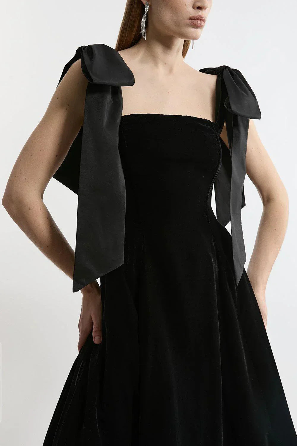 Trägerloses Midikleid aus Samt mit Schleife