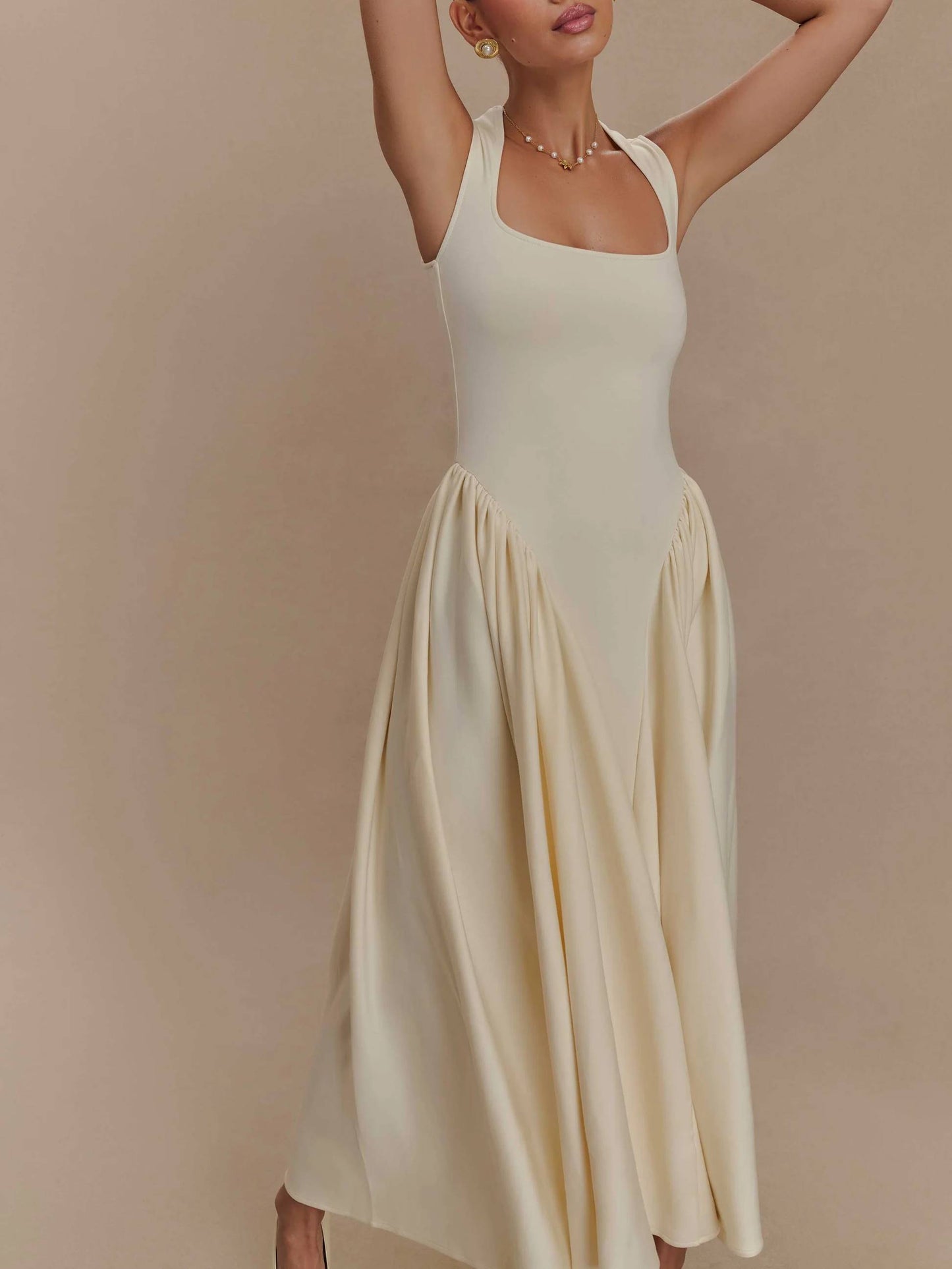 Minimalistisches Retro-Kleid mit quadratischem Ausschnitt