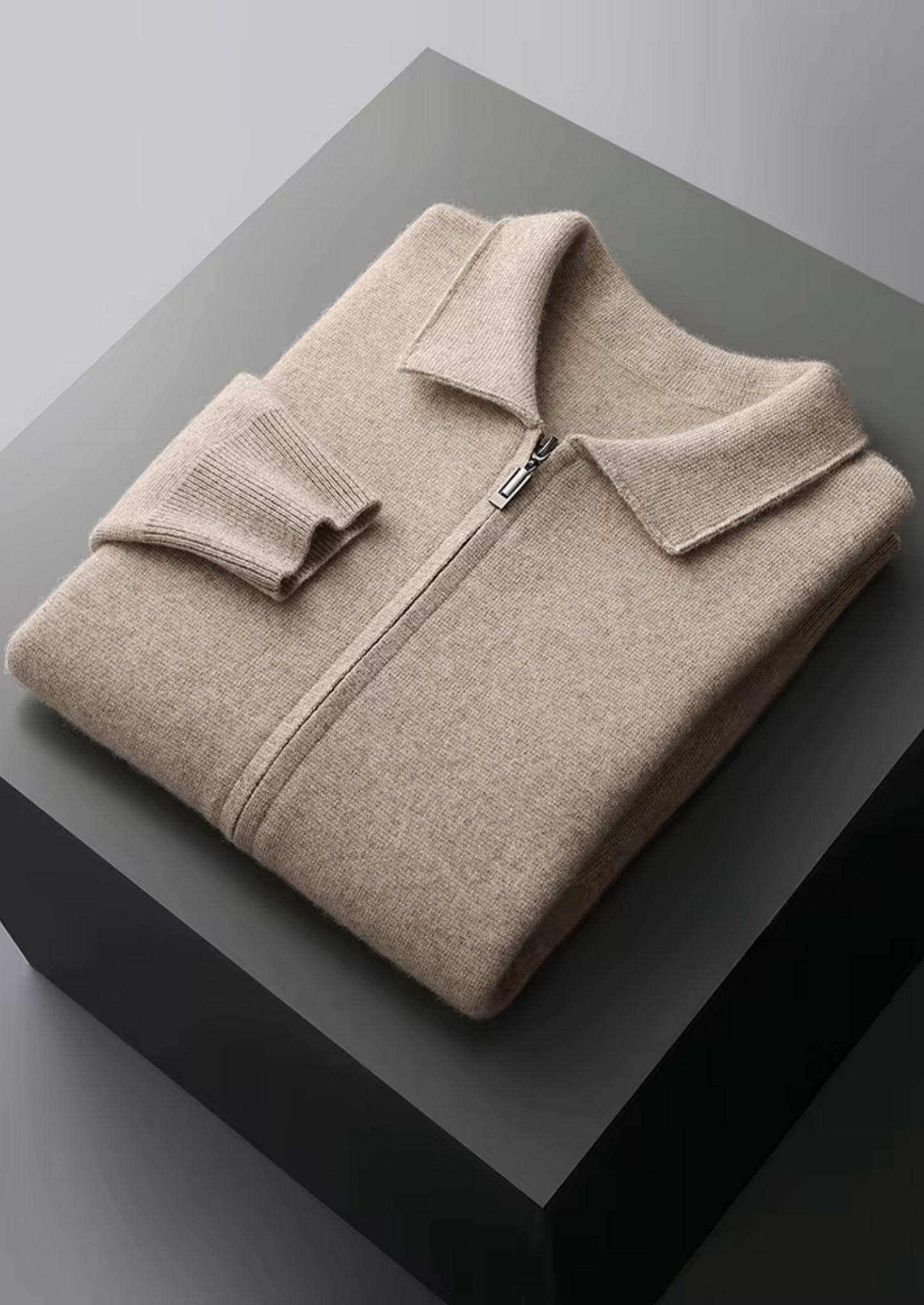 POLO-CARDIGAN AUS EXTRAFEINER MERINOWOLLE MIT REISSVERSCHLUSS