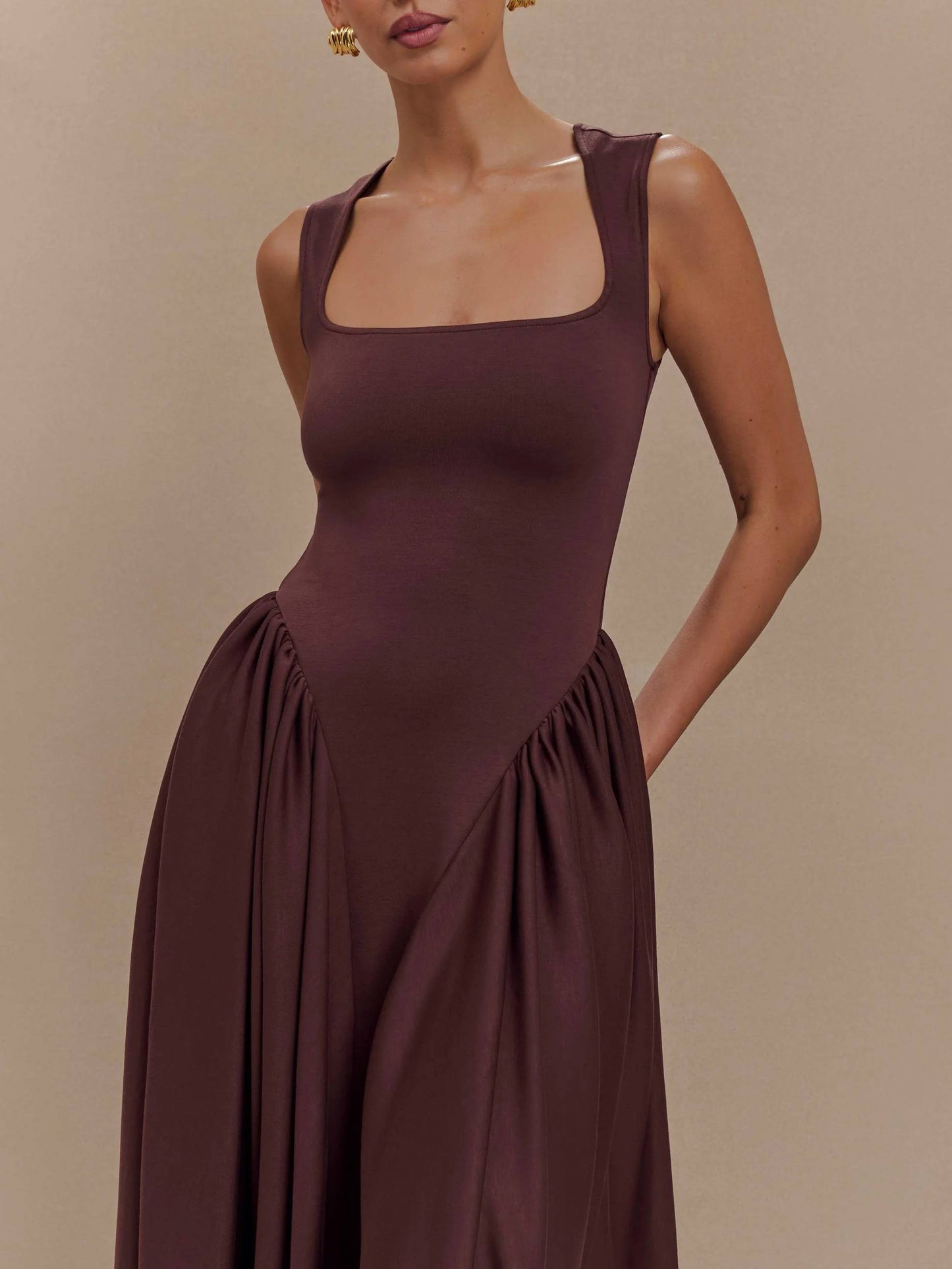 Minimalistisches Retro-Kleid mit quadratischem Ausschnitt