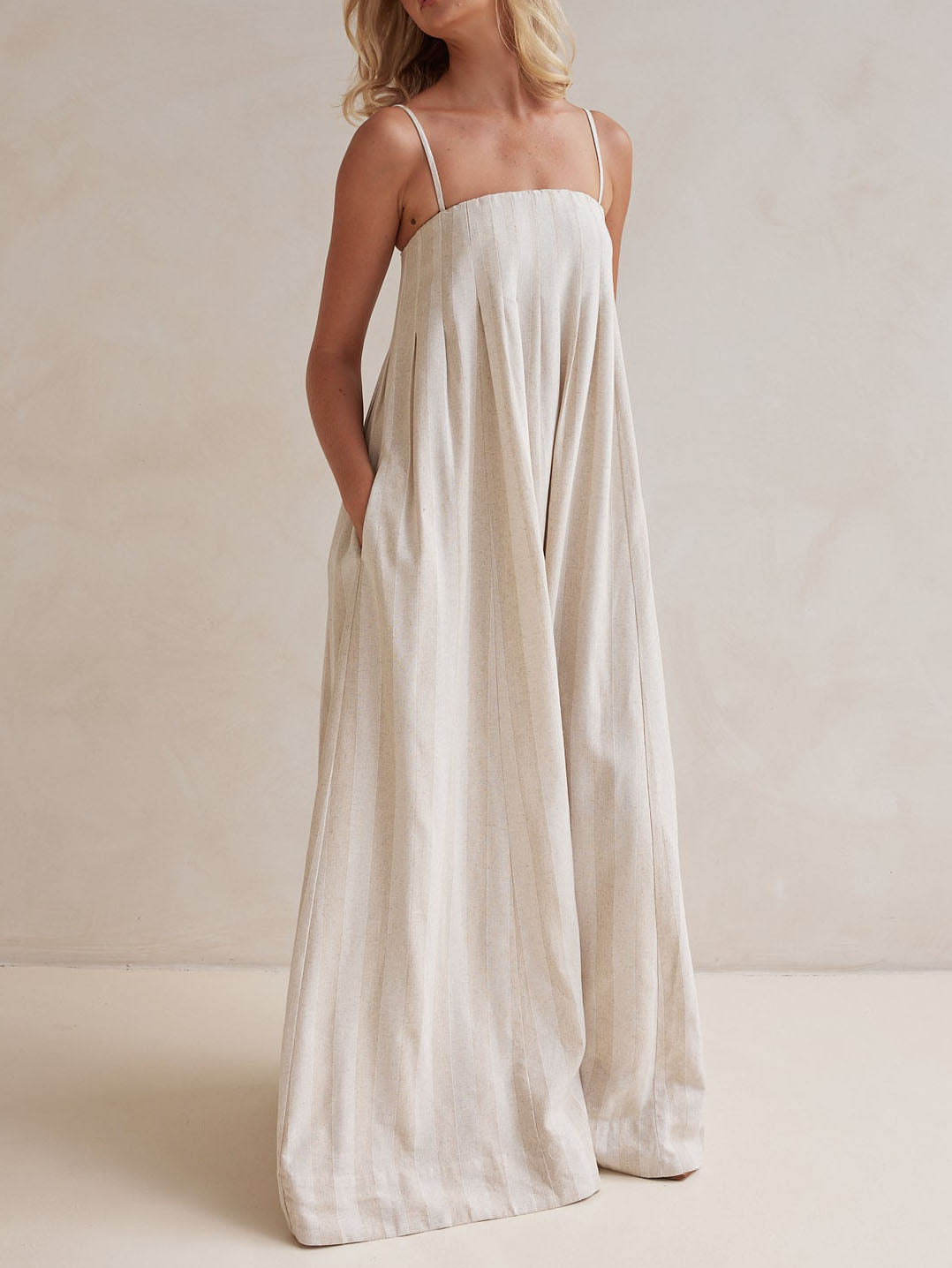Lässiges, modisches Neckholder-Maxikleid mit Streifen