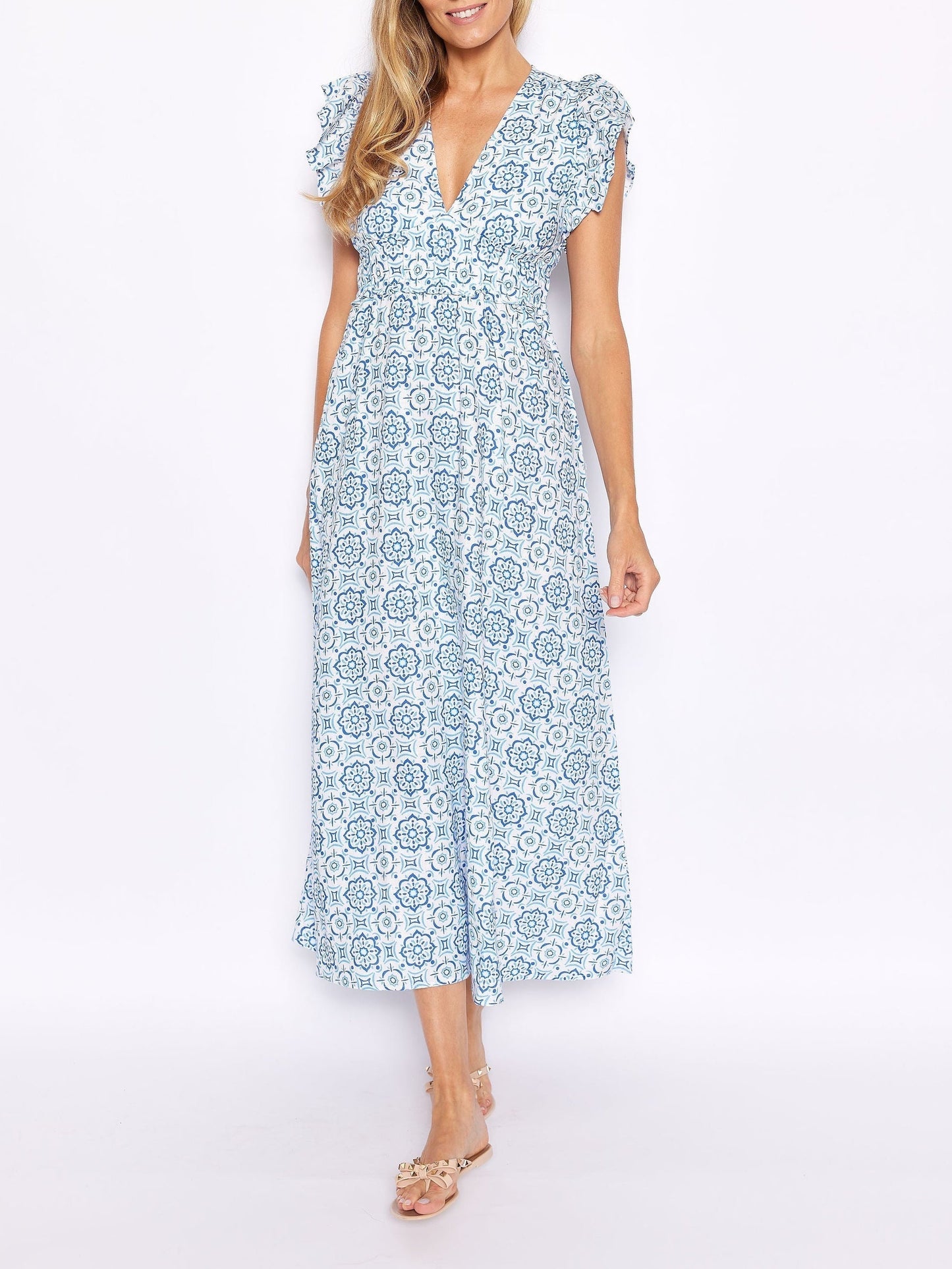 Blaues Maxikleid mit V-Ausschnitt und Flügelärmeln und Medaillon