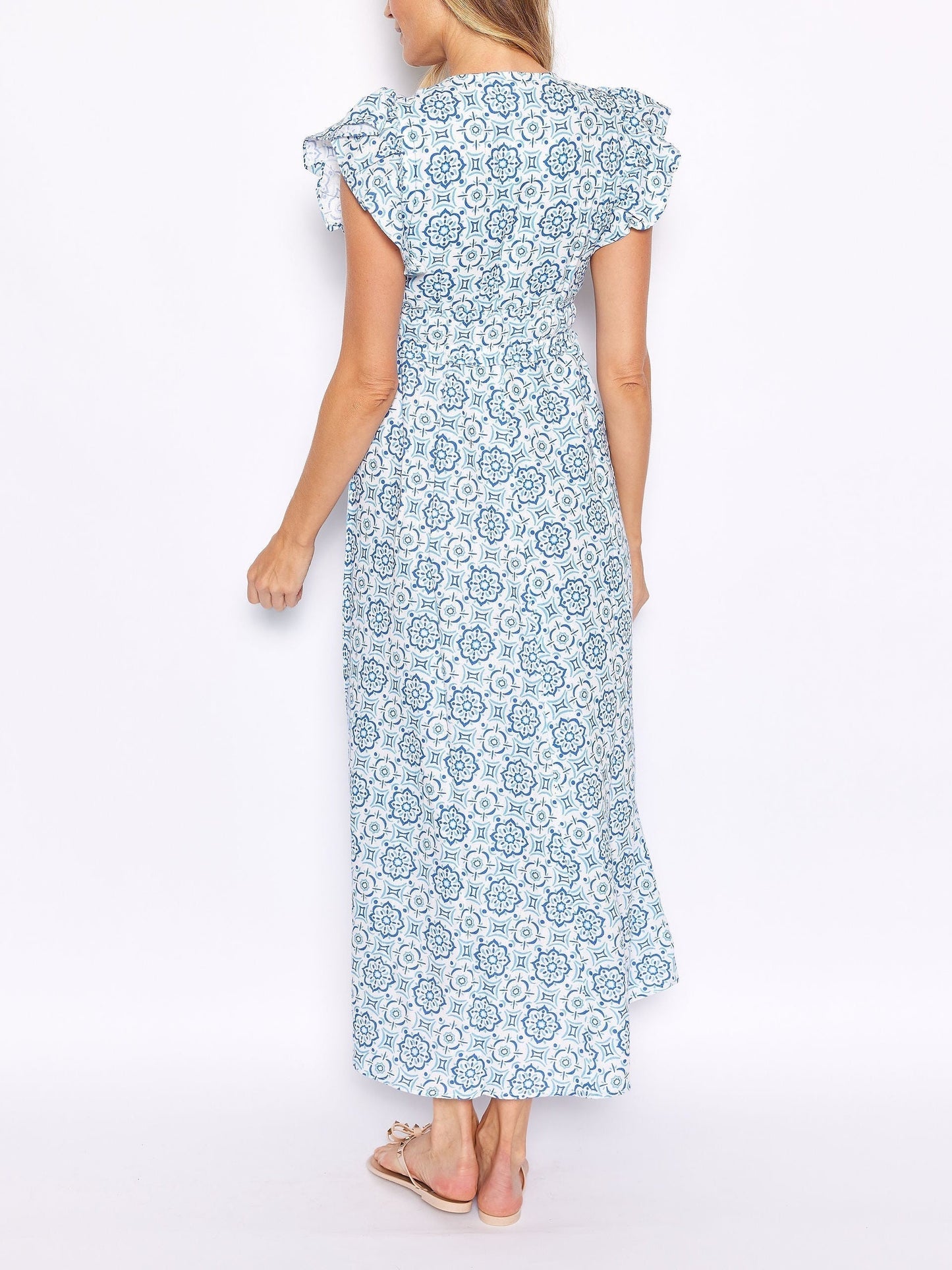 Blaues Maxikleid mit V-Ausschnitt und Flügelärmeln und Medaillon