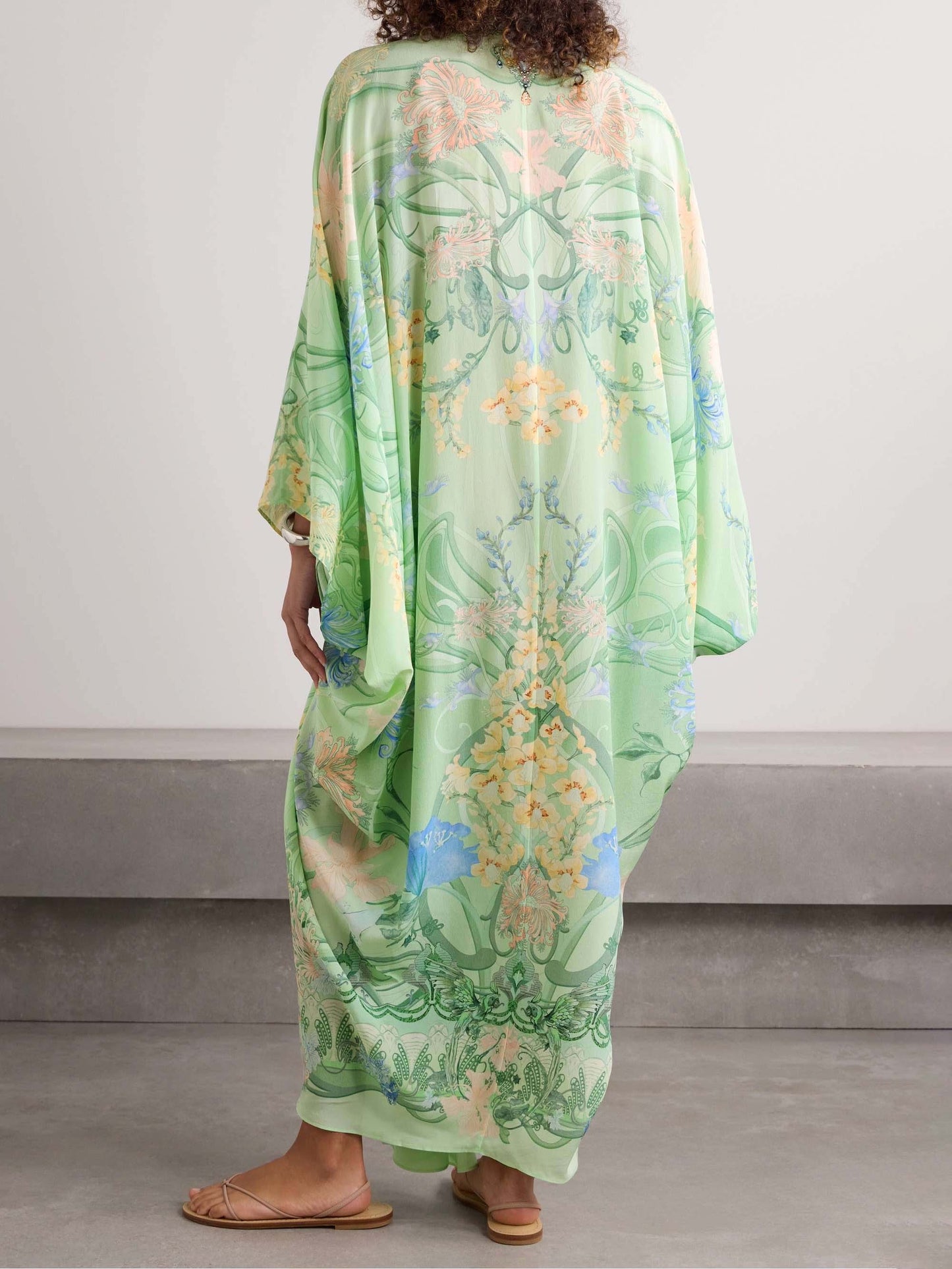 Einzigartiges, übergroßes Midikleid mit Blumenmuster und V-Ausschnitt