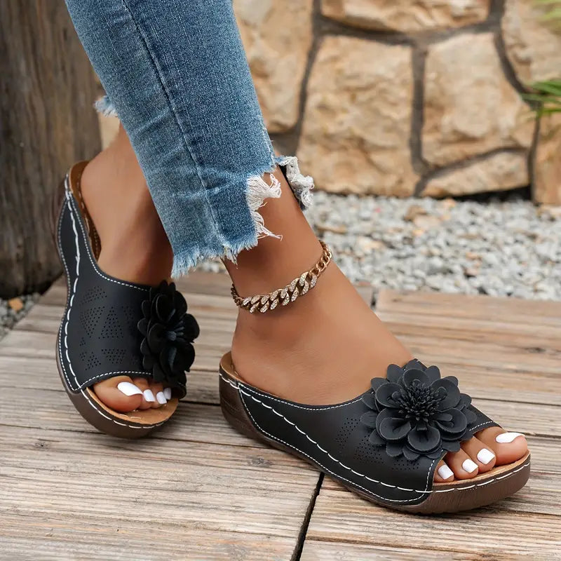Bequeme Sandalen mit Blumenmuster