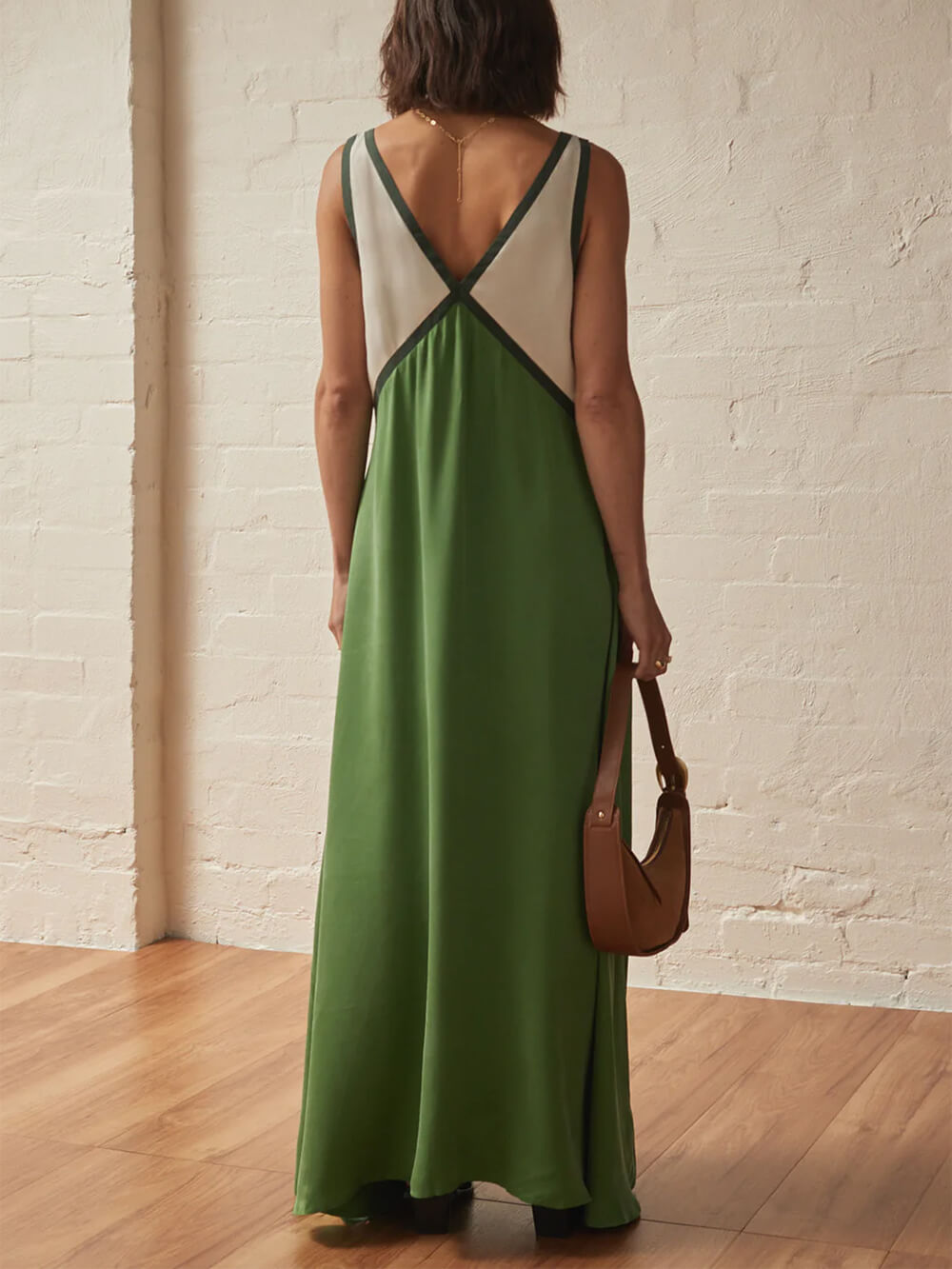 Schickes Kleid mit V-Ausschnitt und kontrastierender Farbspleißung