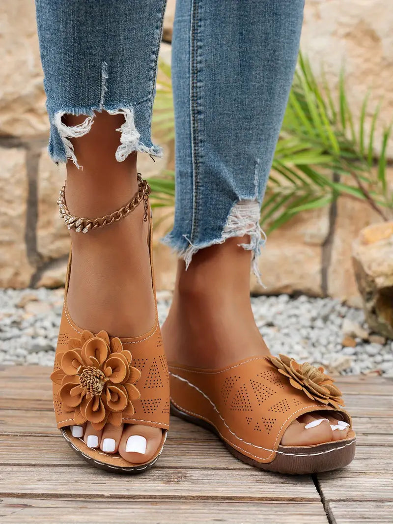 Bequeme Sandalen mit Blumenmuster