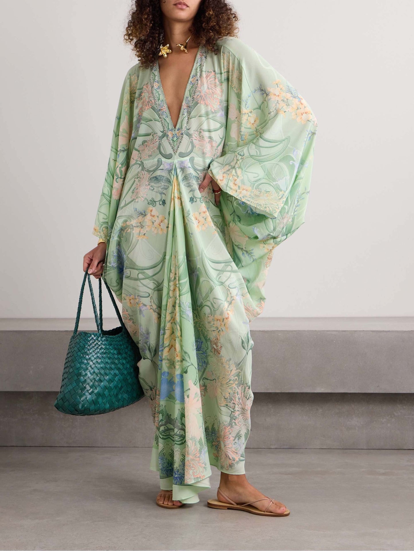Einzigartiges, übergroßes Midikleid mit Blumenmuster und V-Ausschnitt